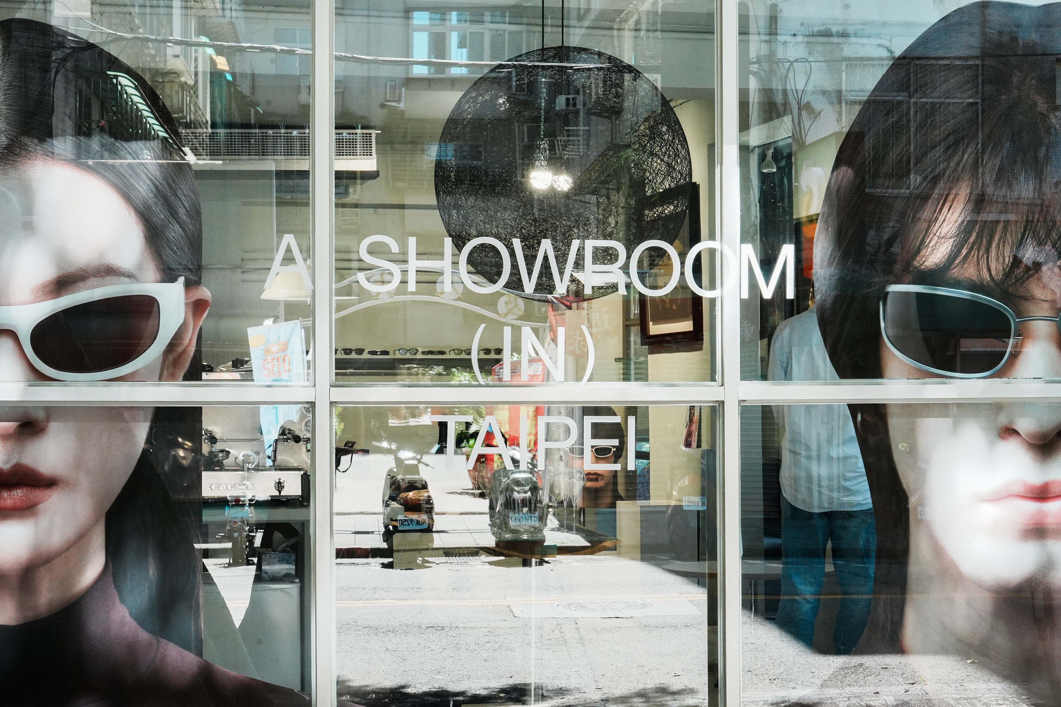 A.SOCIETY 品牌展示發表會現場－會場以機械動力裝置結合大型窗貼等佈置一展深富未來感的時髦印象，呼應品牌從佩戴效果到觀看視線上均創造最佳體驗的堅持