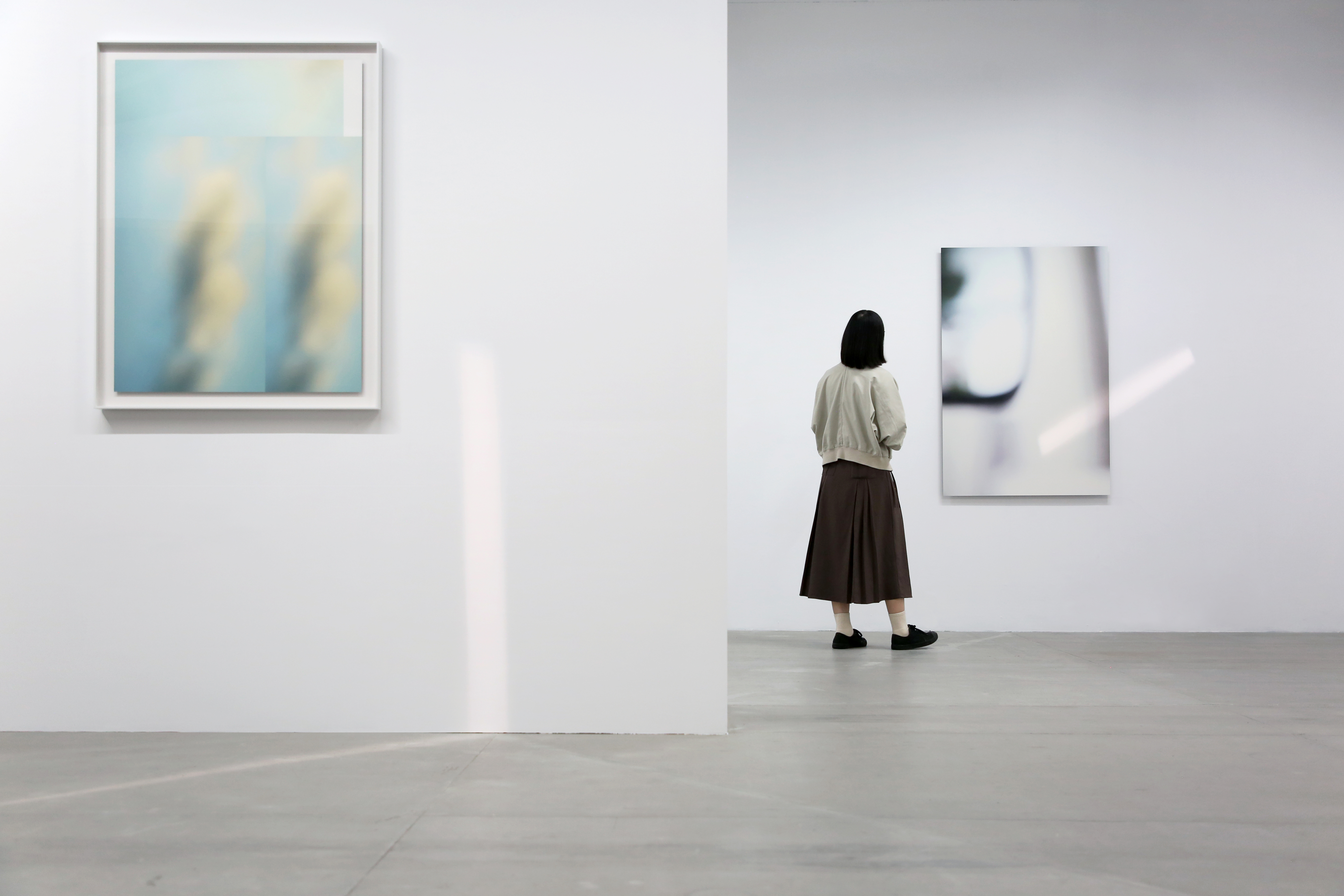 《徐婷:霧中的白》個展一隅,2024.10月攝於「就在藝術空間」