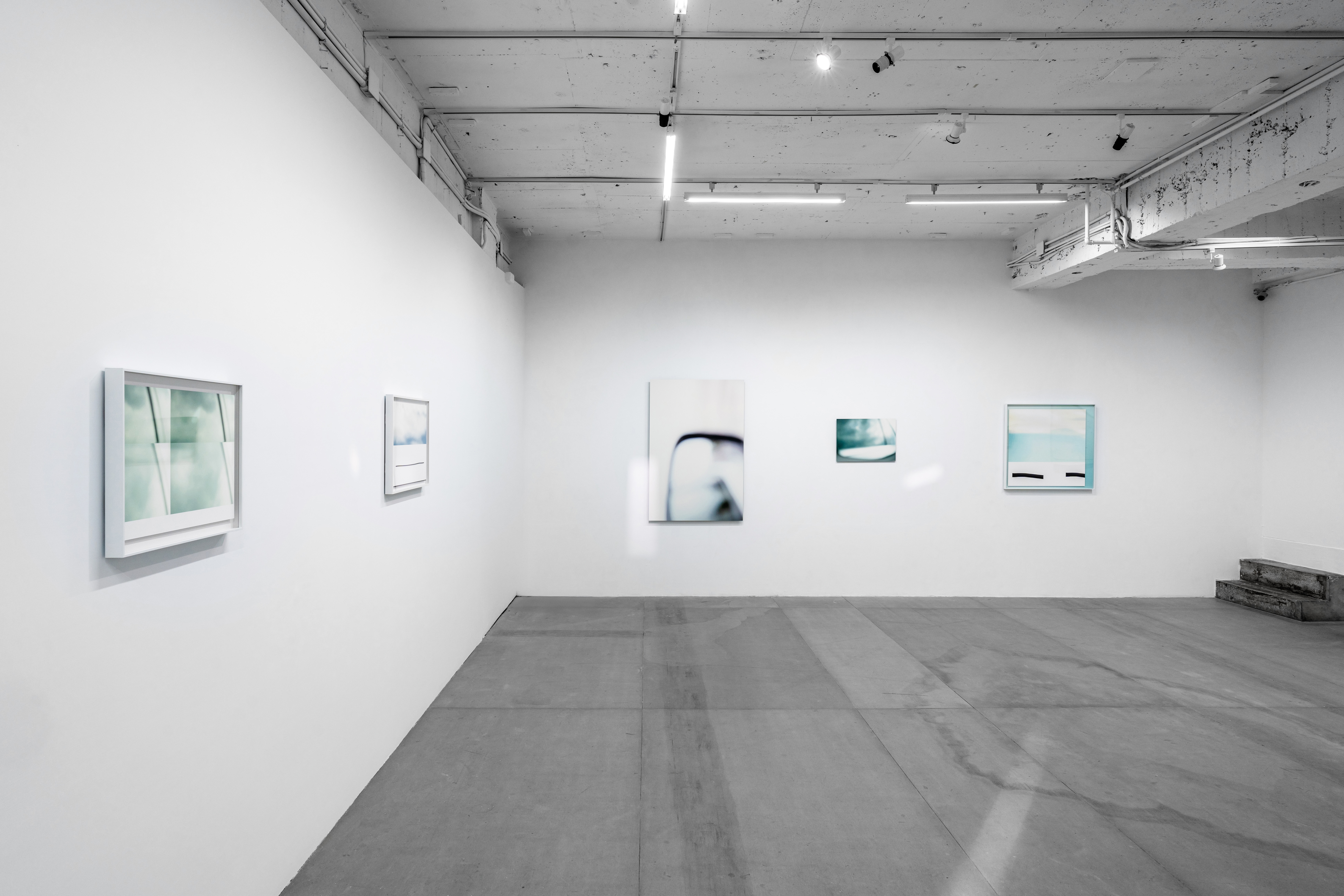 《徐婷:霧中的白》個展一隅,2024.10月攝於「就在藝術空間」