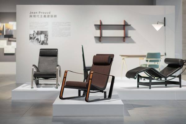 展場中間呈現現代建築之父 Le Corbusier、設計先鋒 Charlotte Perriand，於1928共同設計的《LC4》躺椅，以及 Prouvé 設計的 Grand Repos 與 Klappstuhl 等珍稀老件。