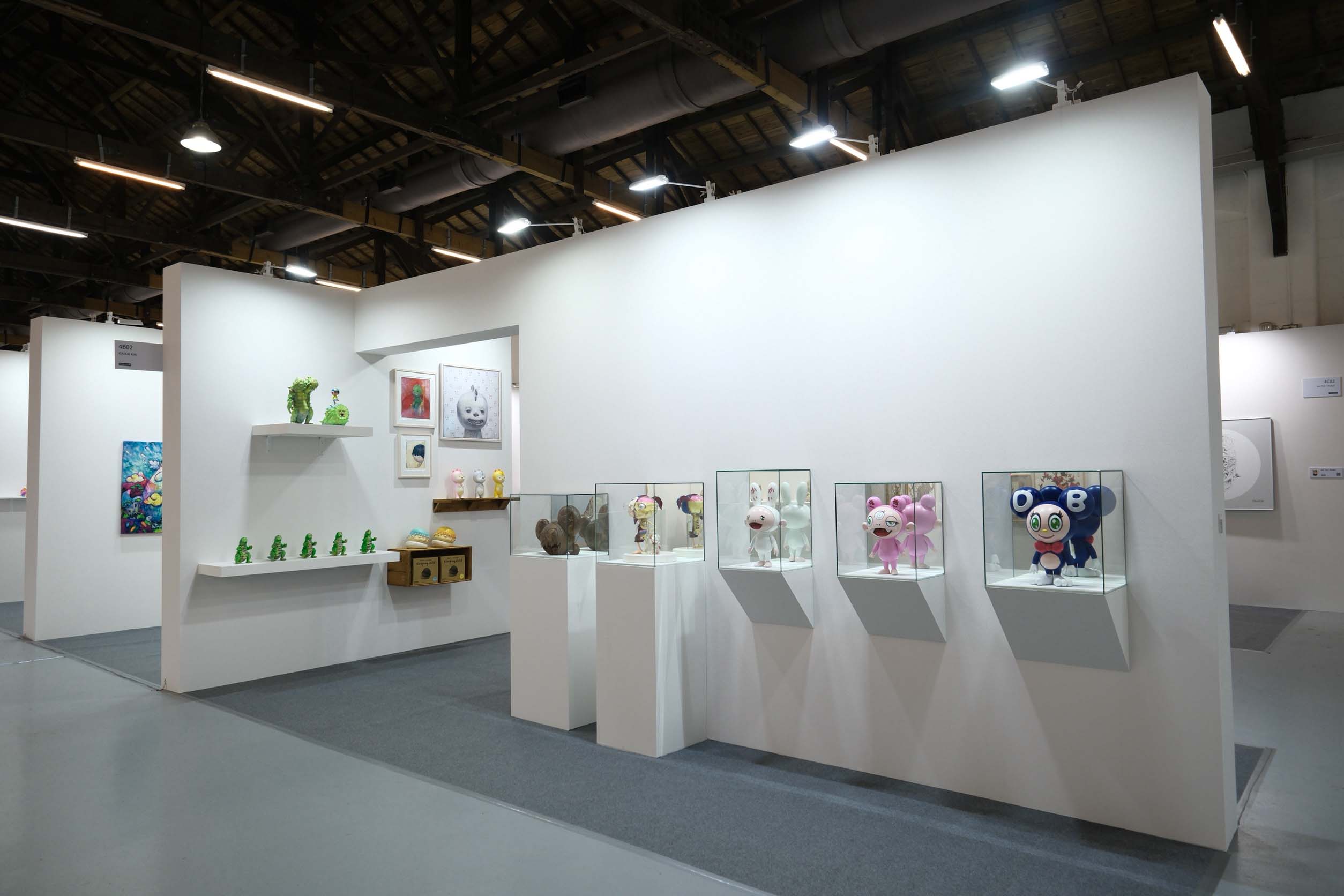 村上隆於《THEiCON》展出其招牌角色 KAI KAI、KIKI 與 DOB 的大尺寸軟膠新作，呈現日系藝術中的流行文化能量。