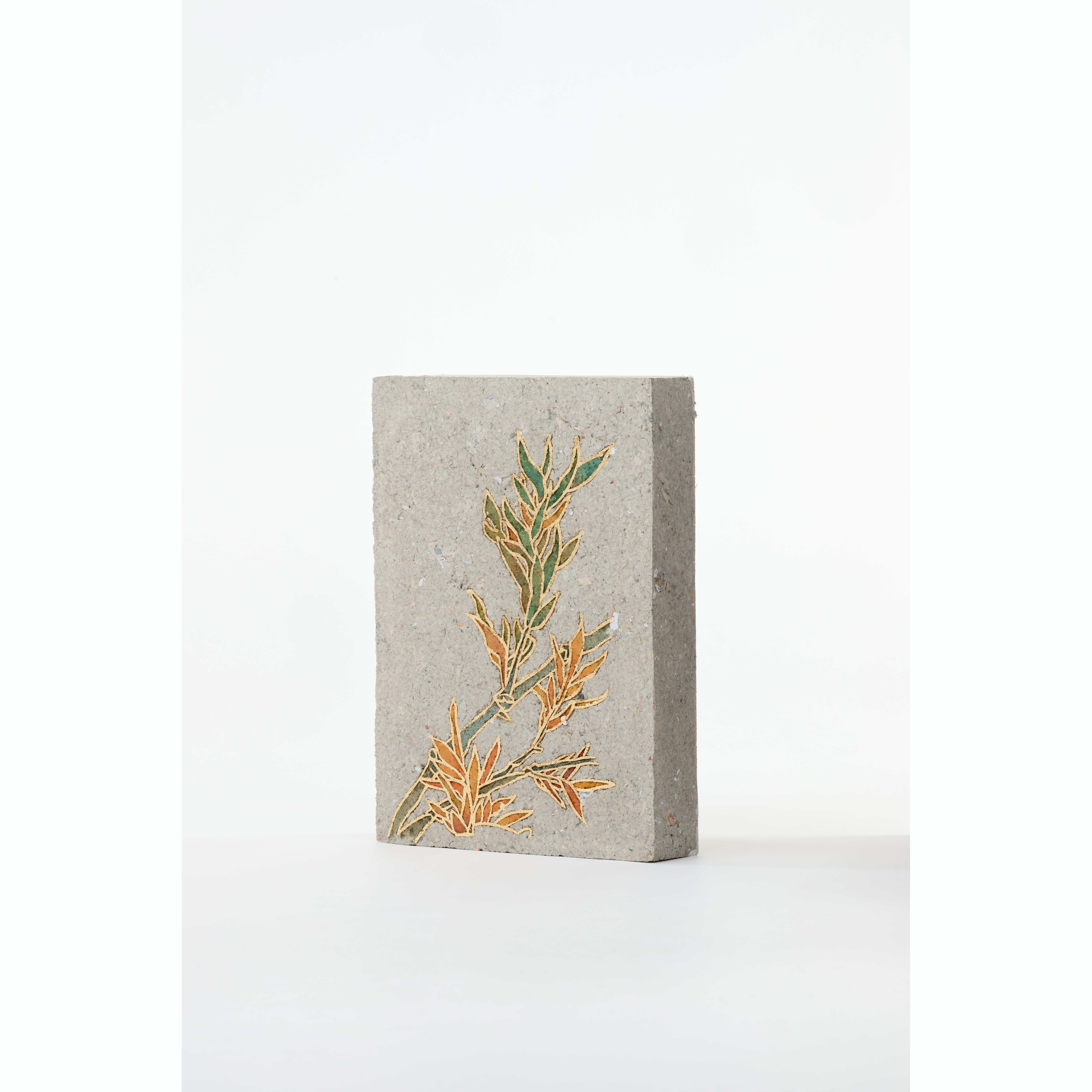 廖昭豪《寫生花卉圖04》，2024，紙漿、軟木片、銅箔、發泡劑、木材， 31.5x22x5.5cm。圖片來源：藝術家廖昭豪提供。註：本次展覽預計展出新作，此為舊作參考圖。