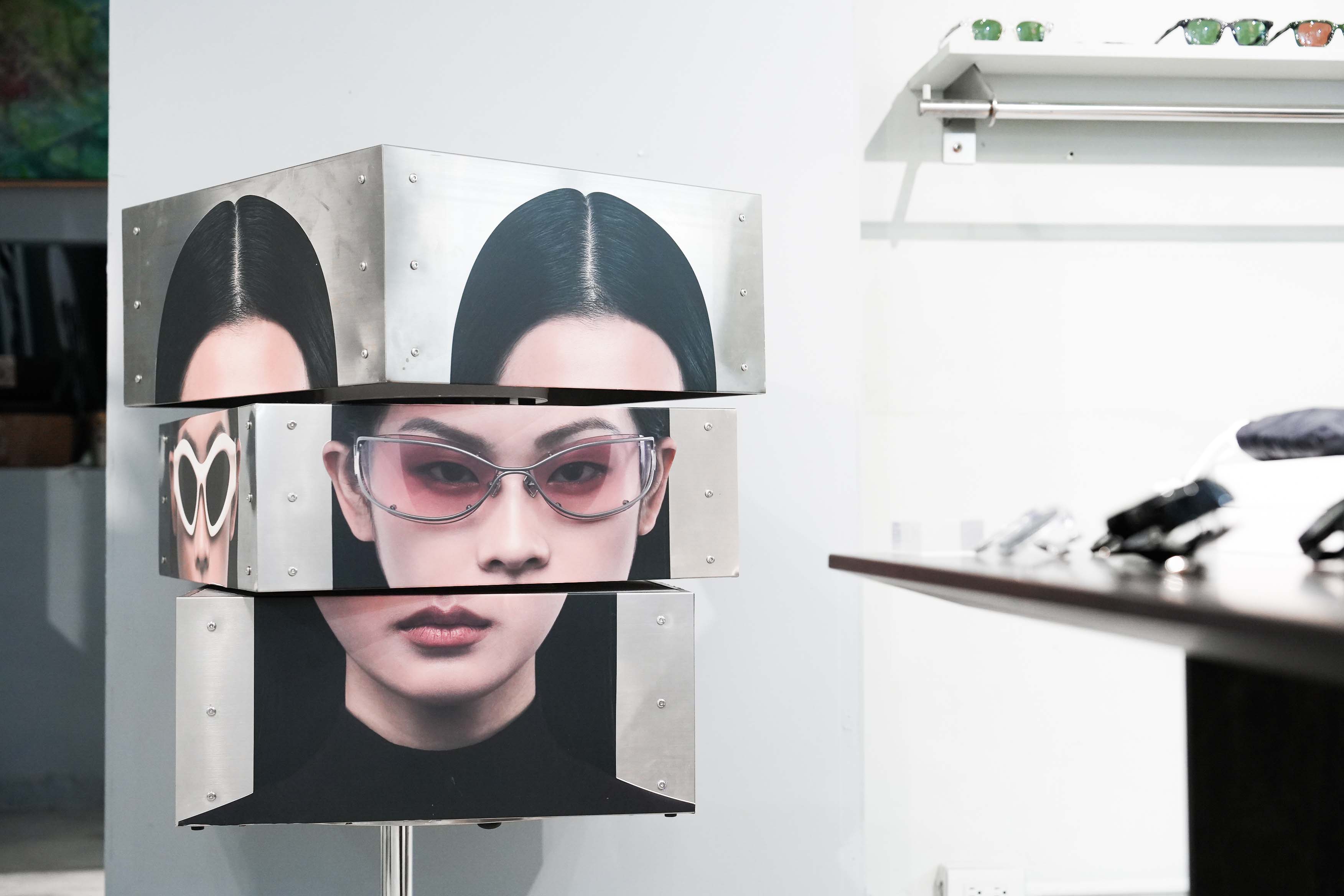A. SOCIETY 以前衛、時尚造型與高超製造工藝備受關注，展現先鋒美學與功能主義的極致交融（圖為 6 月份 A. SOCIETY 品牌展示發表會現場，以機械動力裝置等佈置一展深富未來感的時髦印象）