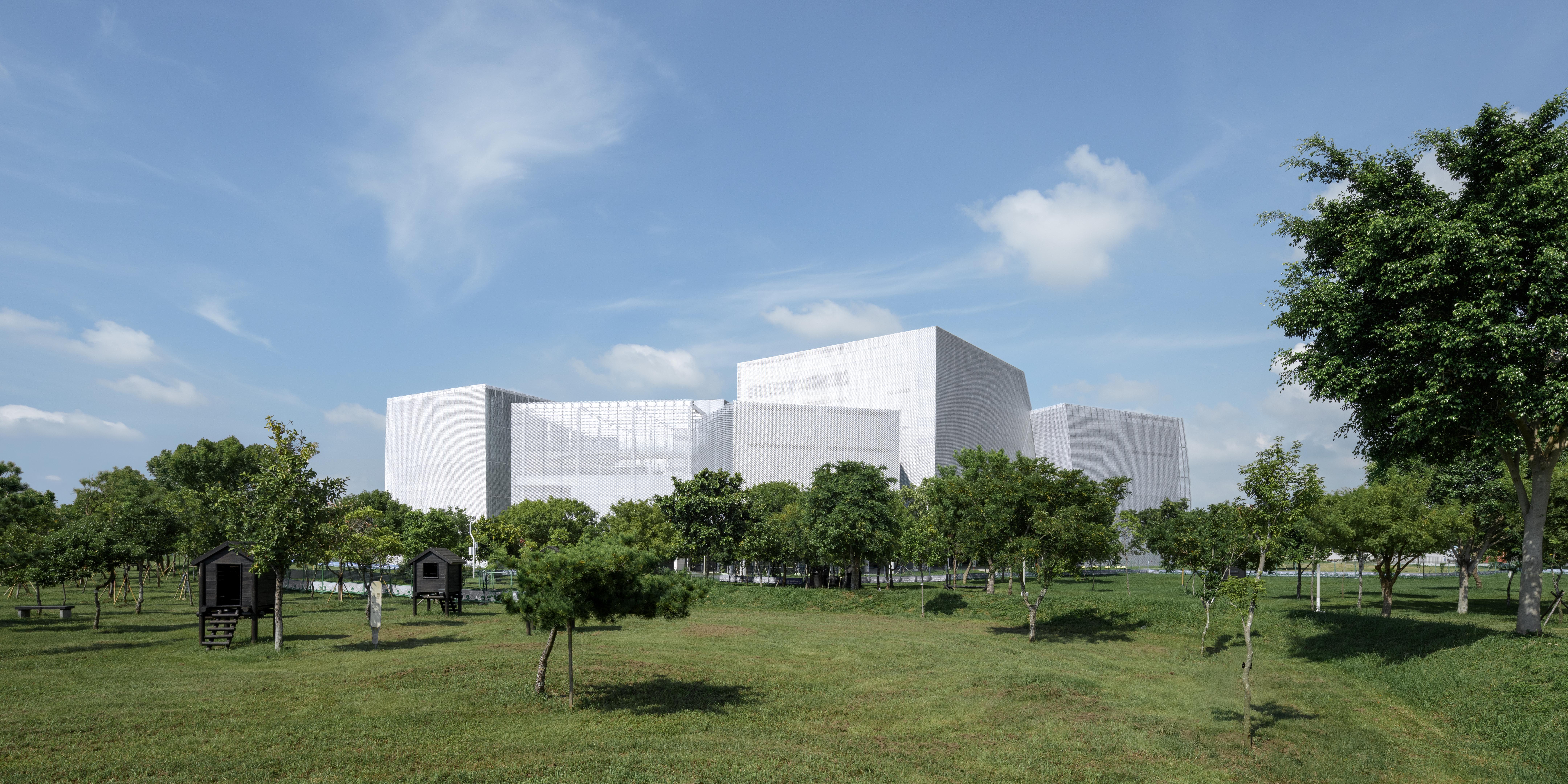 1. 臺中綠美圖建築外觀遠景 。圖片來源：臺中綠美圖提供｜YHLAA李易暹攝影