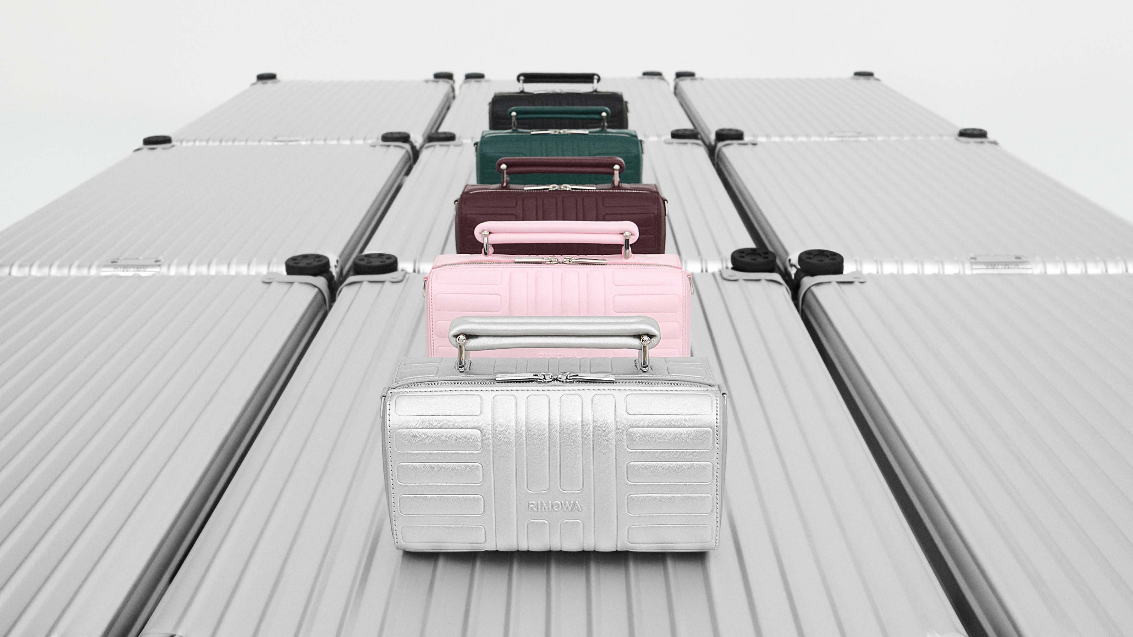 RIMOWA_Groove_Campaign Stills_Cross-Body Bag Small_16x9