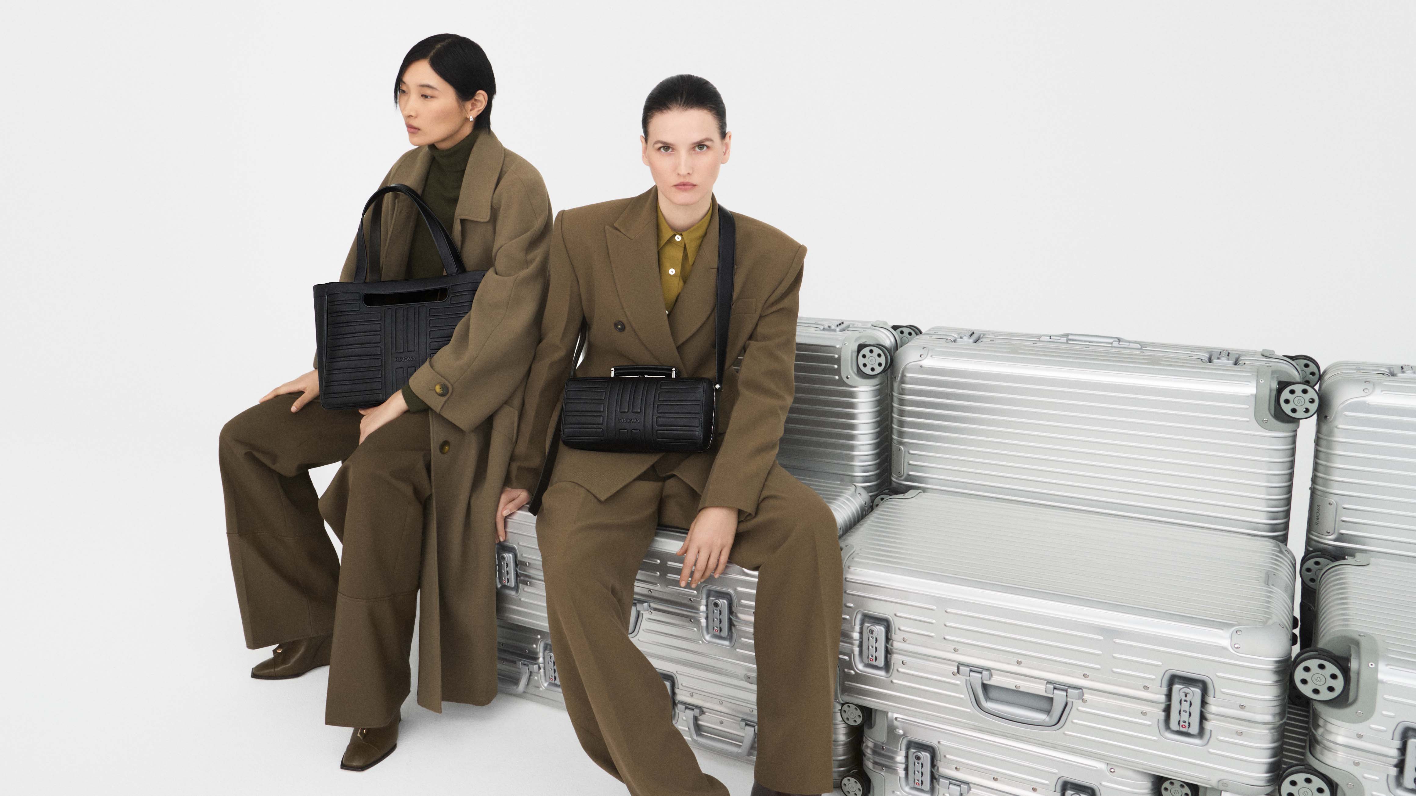 RIMOWA_Groove_Campaign Stills_Hobo Bag_Cross-Body Bag Large Black_Shopping Bag Black_16x9