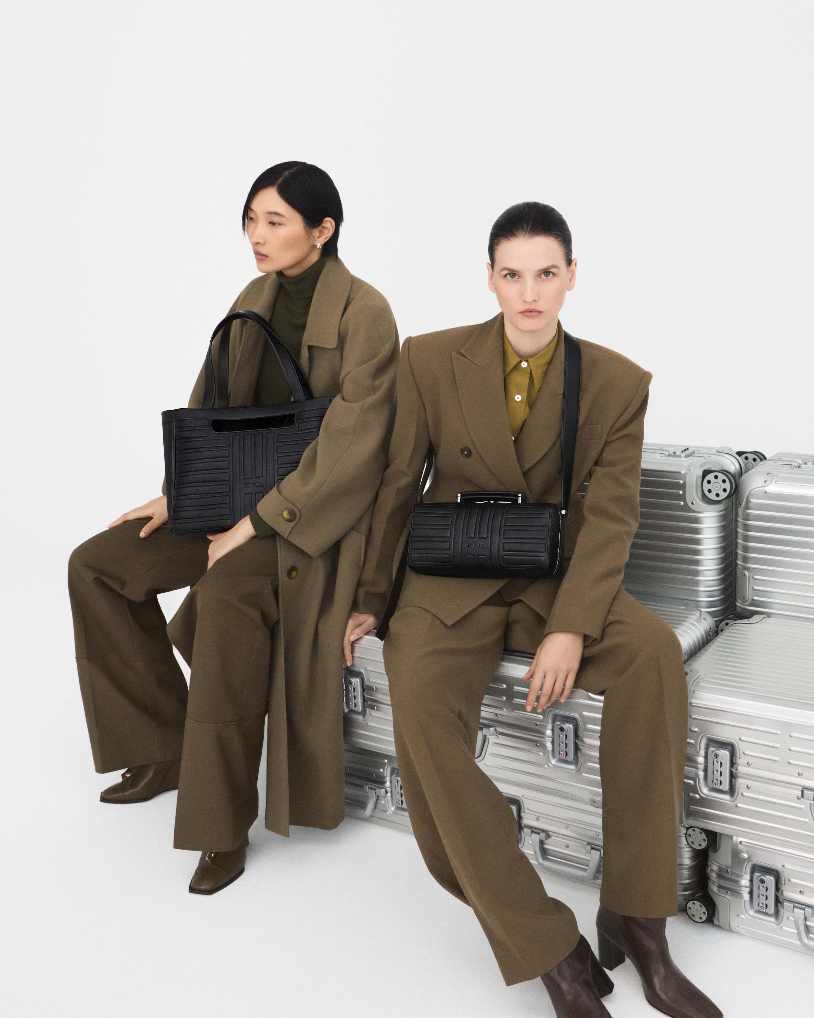 RIMOWA_Groove_Campaign Stills_Hobo Bag_Cross-Body Bag Large Black_Shopping Bag Black_4x5