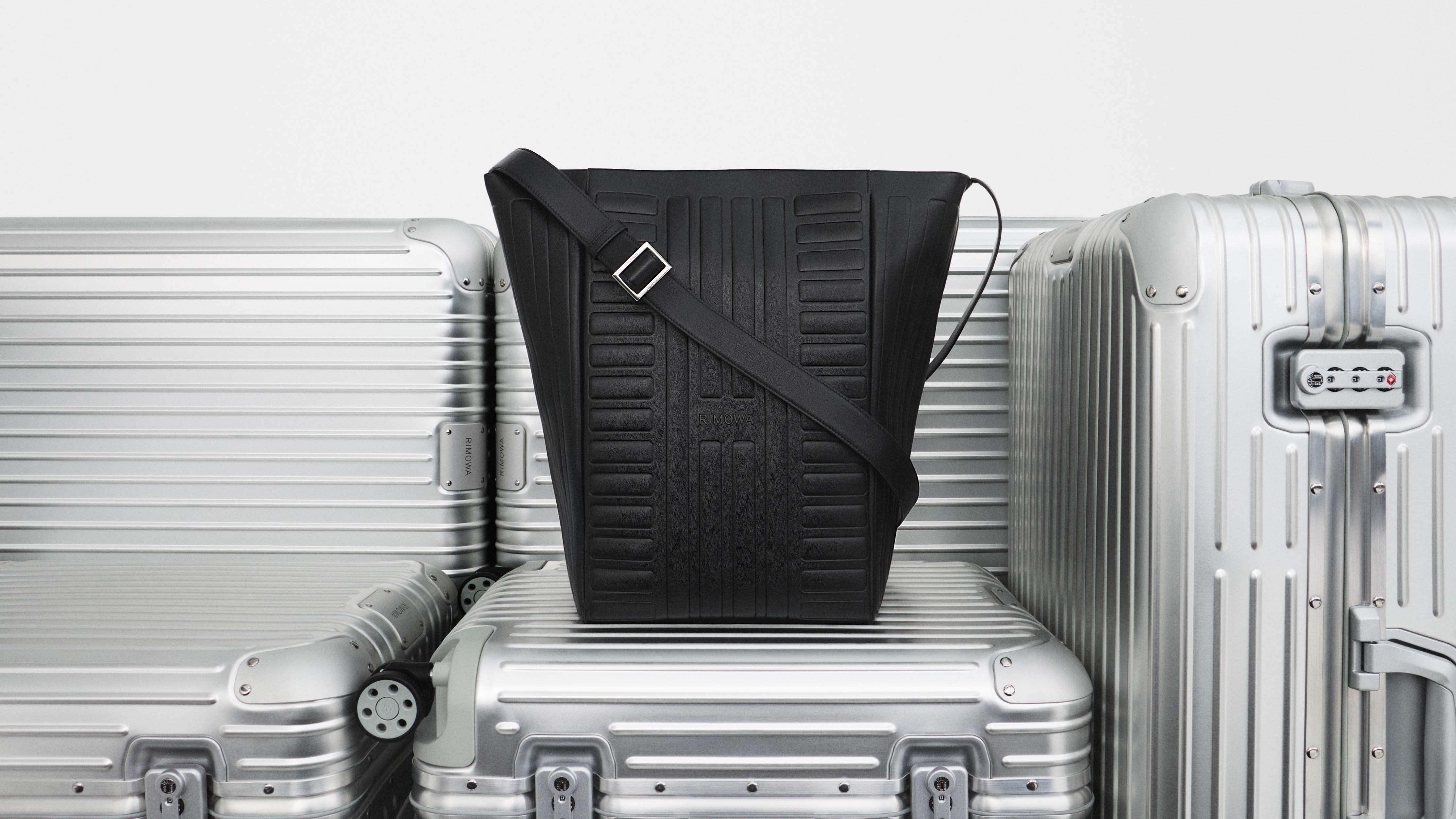 RIMOWA_Groove_Campaign Stills_Sliding Hobo Bag_16x9 (3)