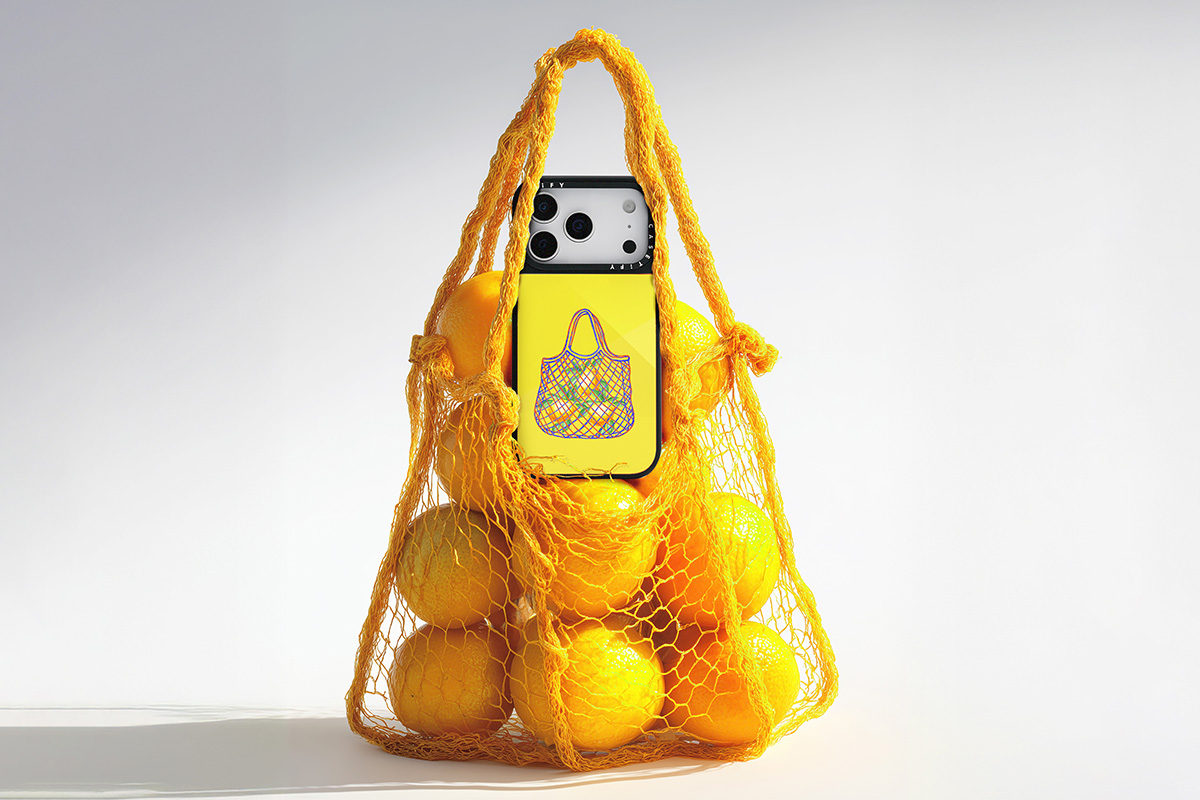 CASETiFY 全新亮面手機殼採用亮面光澤質感設計，搭載 Duo-Lock by CASETiFY™ 技術，提供 50 種背景色彩與多樣主題印花系列，創造 300+ 種個人化搭配組合