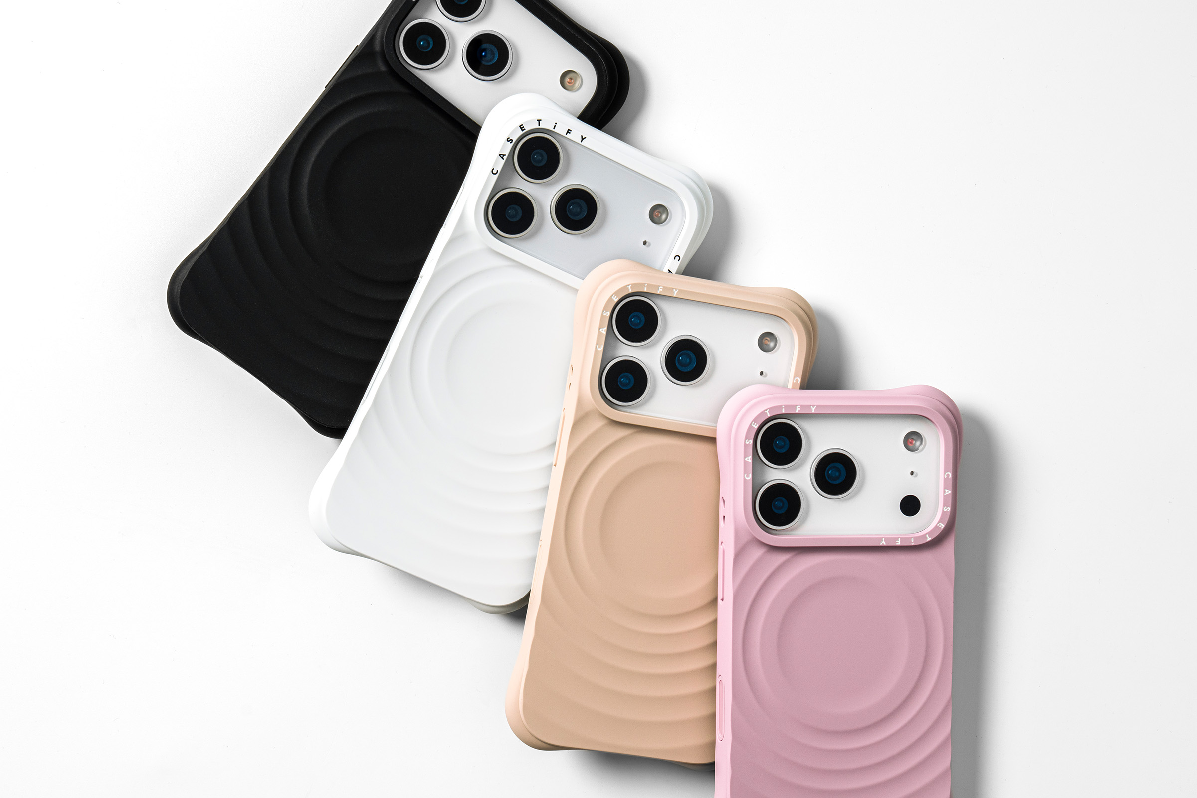 CASETiFY 旗下多款手機殼系列也已跟進支援 iPhone 17 系列 ，包括經典時尚的鏡面手機殼、及簡約質感的波紋手機殼等