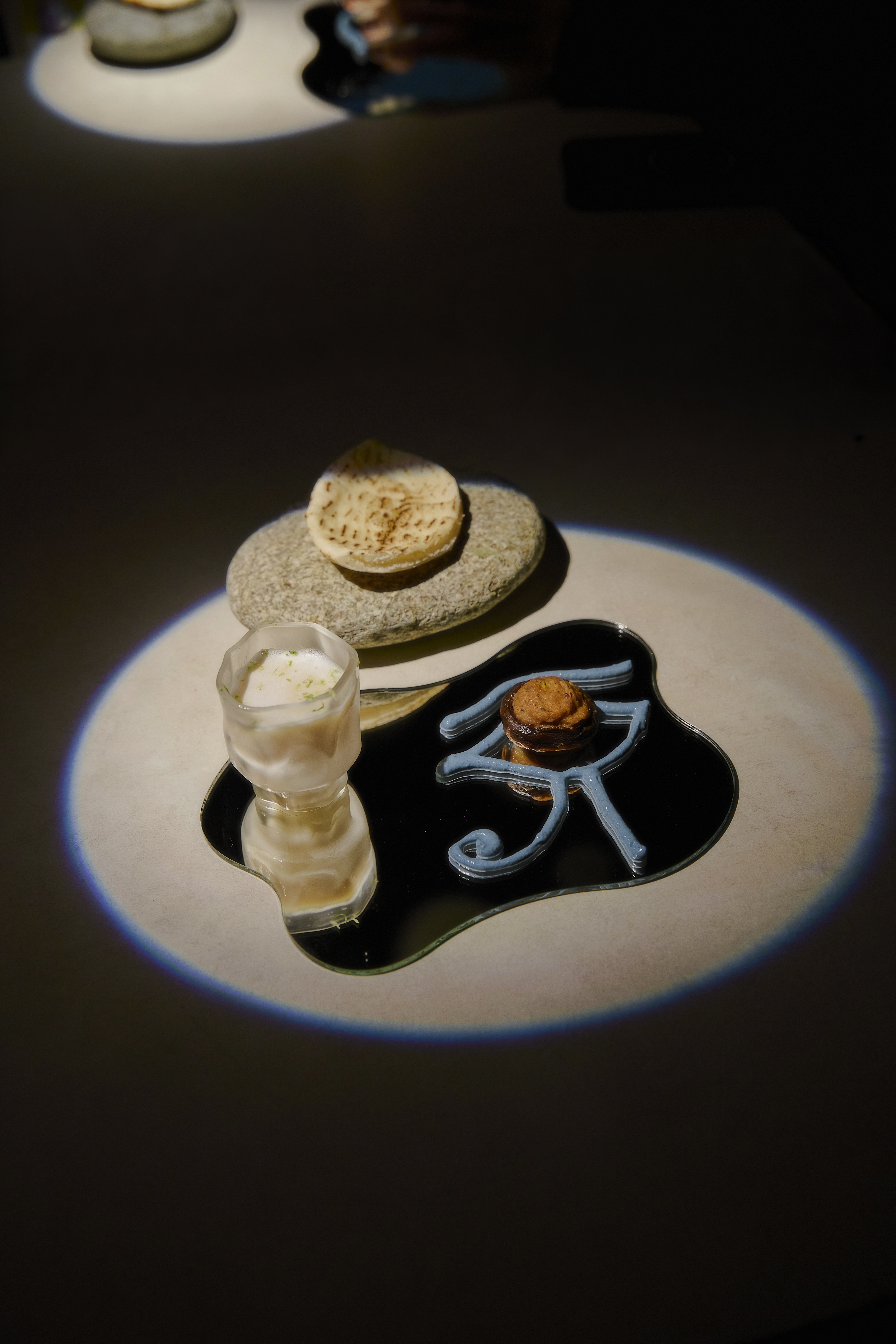 unDer 25WS 冬春季套餐「Absurdism: Jellyfish in the Desert／荒謬主義」— 第四道《鹽湖》（照片由unDerlab 提供）