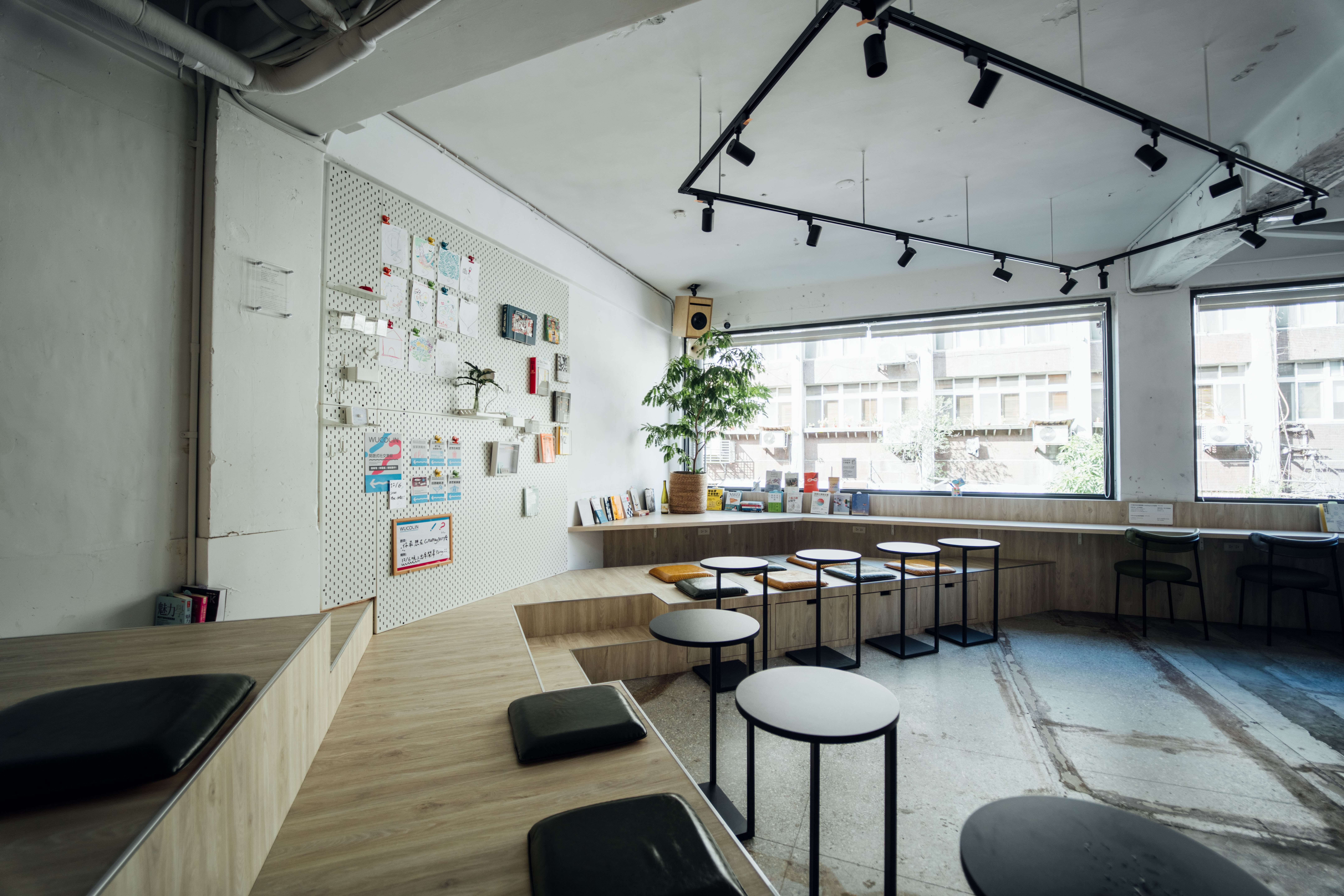 3F「頻率交流道」為咖啡廳與動區工作空間，以大量木質及工作檯、階梯式設計包覆，將場域線條延伸為 45 度角，營造空間錯置的趣味感，更便於大家相互討論、激盪想法