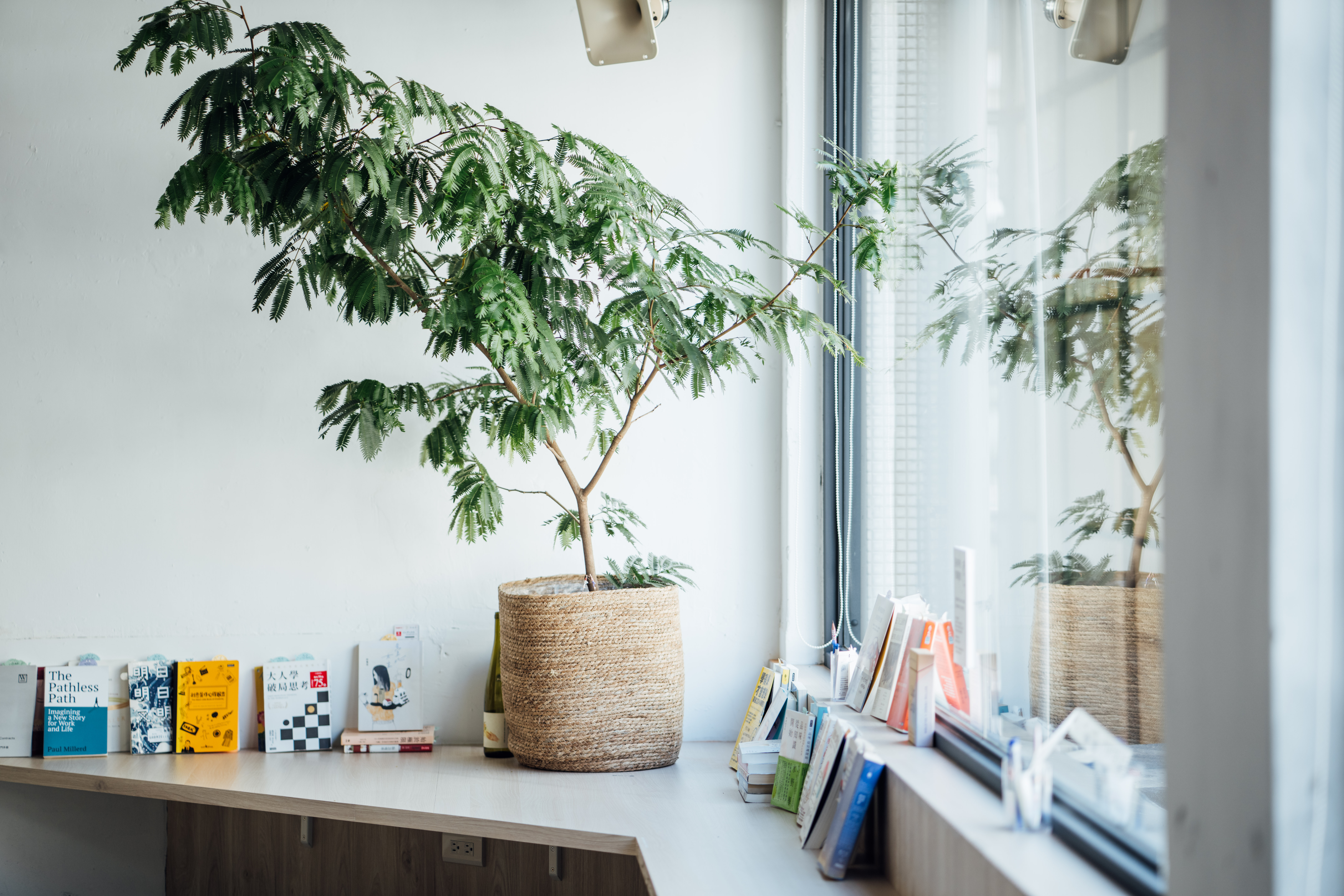 3F「頻率交流道」為咖啡廳與動區工作空間，以大量木質及工作檯、階梯式設計包覆，將場域線條延伸為 45 度角，營造空間錯置的趣味感，更便於大家相互討論、激盪想法