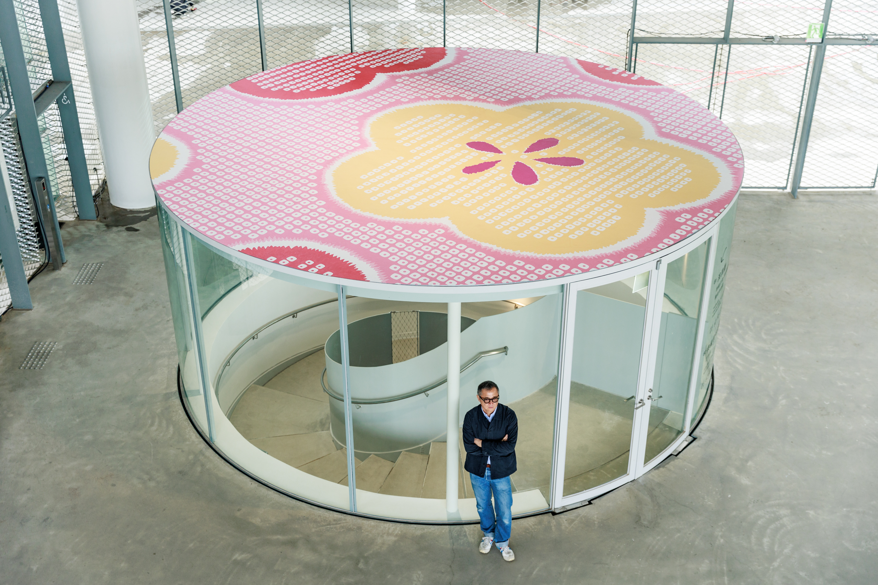 林明弘 ( Michael Lin )，與中美館公共空間委託創作作品《再製》合影。攝影：Chen Wan Ning 陳婉寧