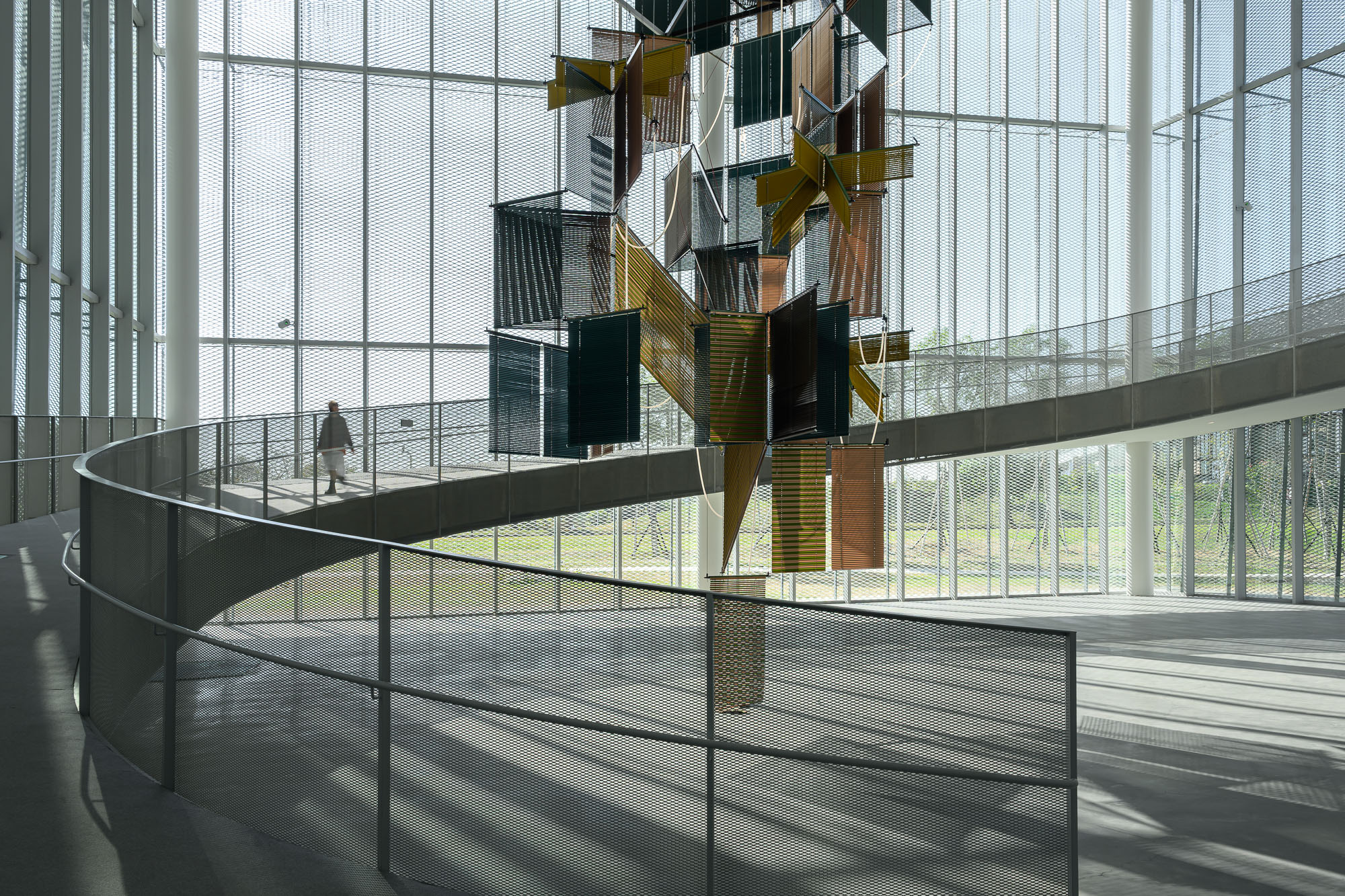 梁慧圭 ( Haegue Yang )，《流動奉獻－樹蔭三合》，2025，中美館委託製作。攝影：ANPIS FOTO 王世邦