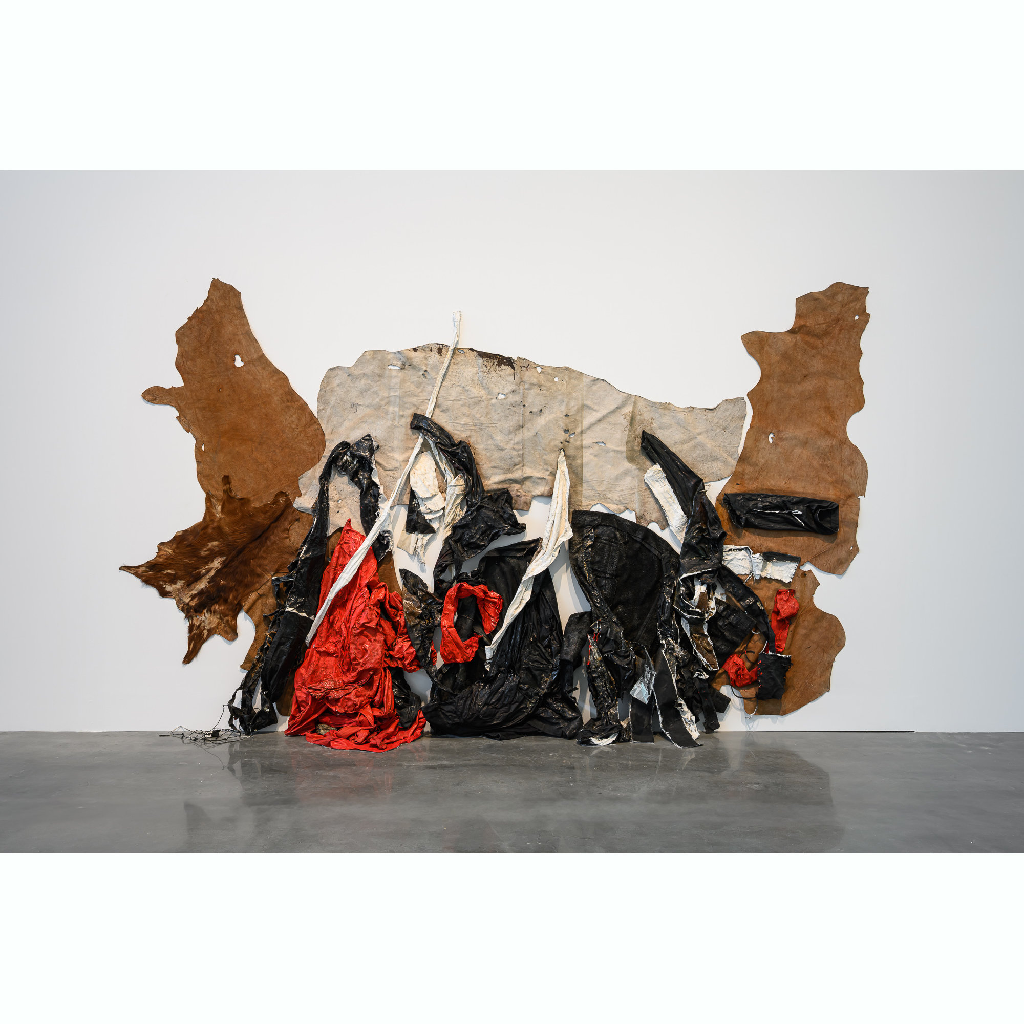 陳幸婉，〈大地之歌No.1〉，1996，複合媒材，245x456x80公分，臺中市立美術館典藏。攝影：ANPIS FOTO 王世邦