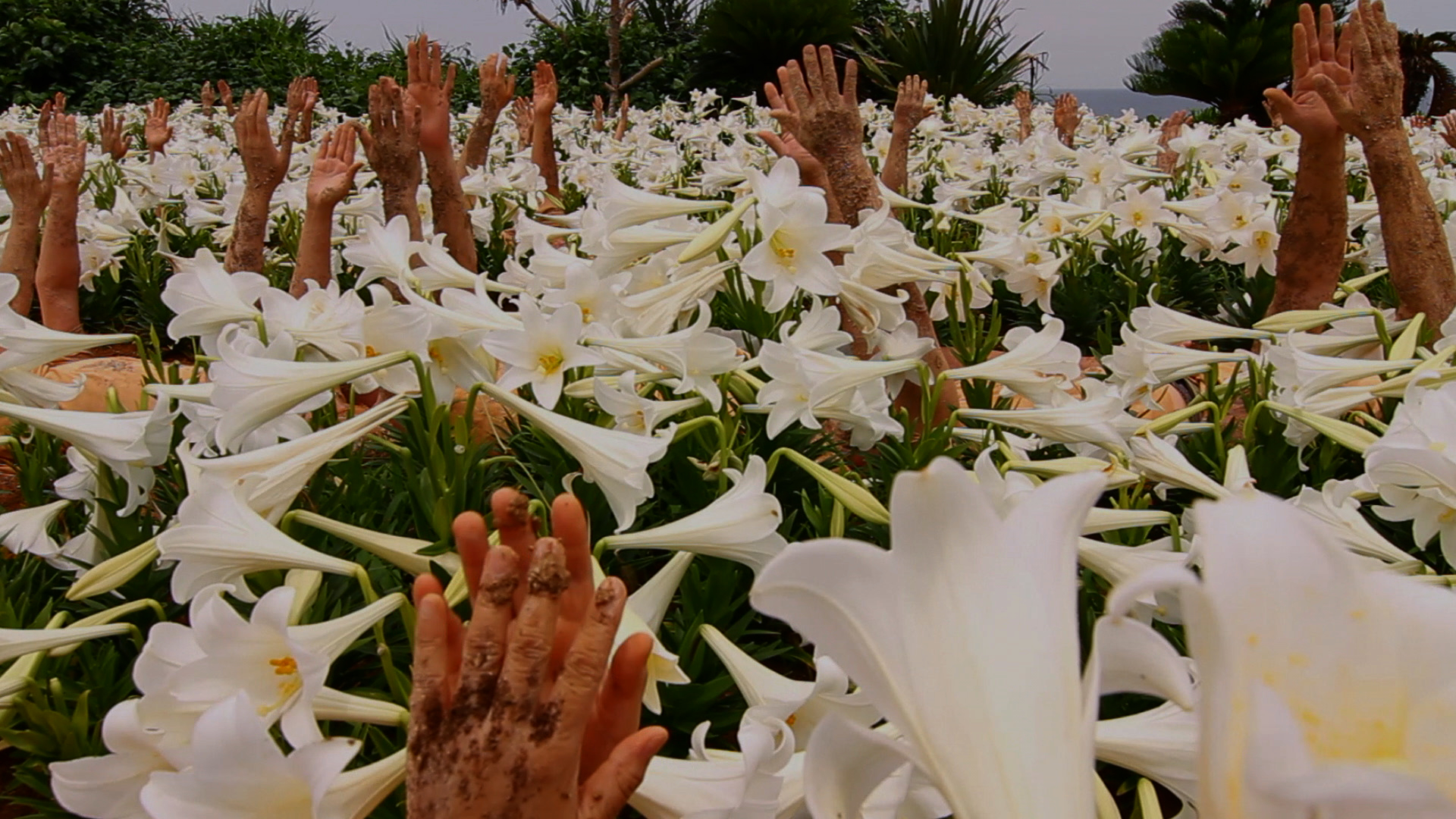 山城知佳子,《泥人》(錄像截圖),2016,3頻道錄像投影裝罝,23分鐘。