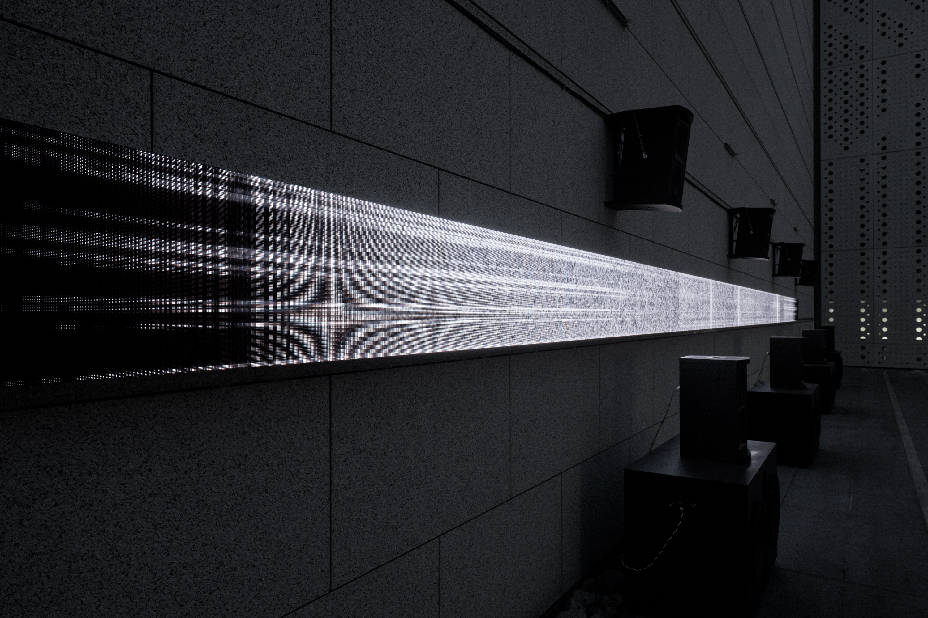 坂本龍一+真鍋大度,《感測流 2024–無形・無聲》(MOT 版),2024。2024 年東京都現代美術館「坂本龍一|觀音,聽時」展覽現場。©2024 KAB Inc. 攝影:Takeshi Asano。