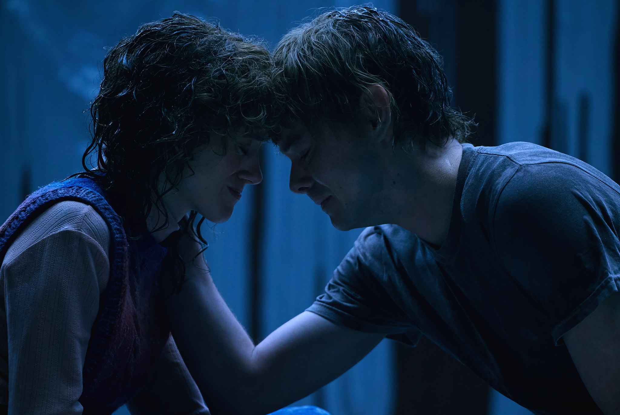 STRANGER THINGS. (L to R) Natalia Dyer as Nancy Wheeler and Charlie Heaton as Jonathan Byers in STRANGER THINGS. Cr. Matt Kennedy/Netflix © 2025