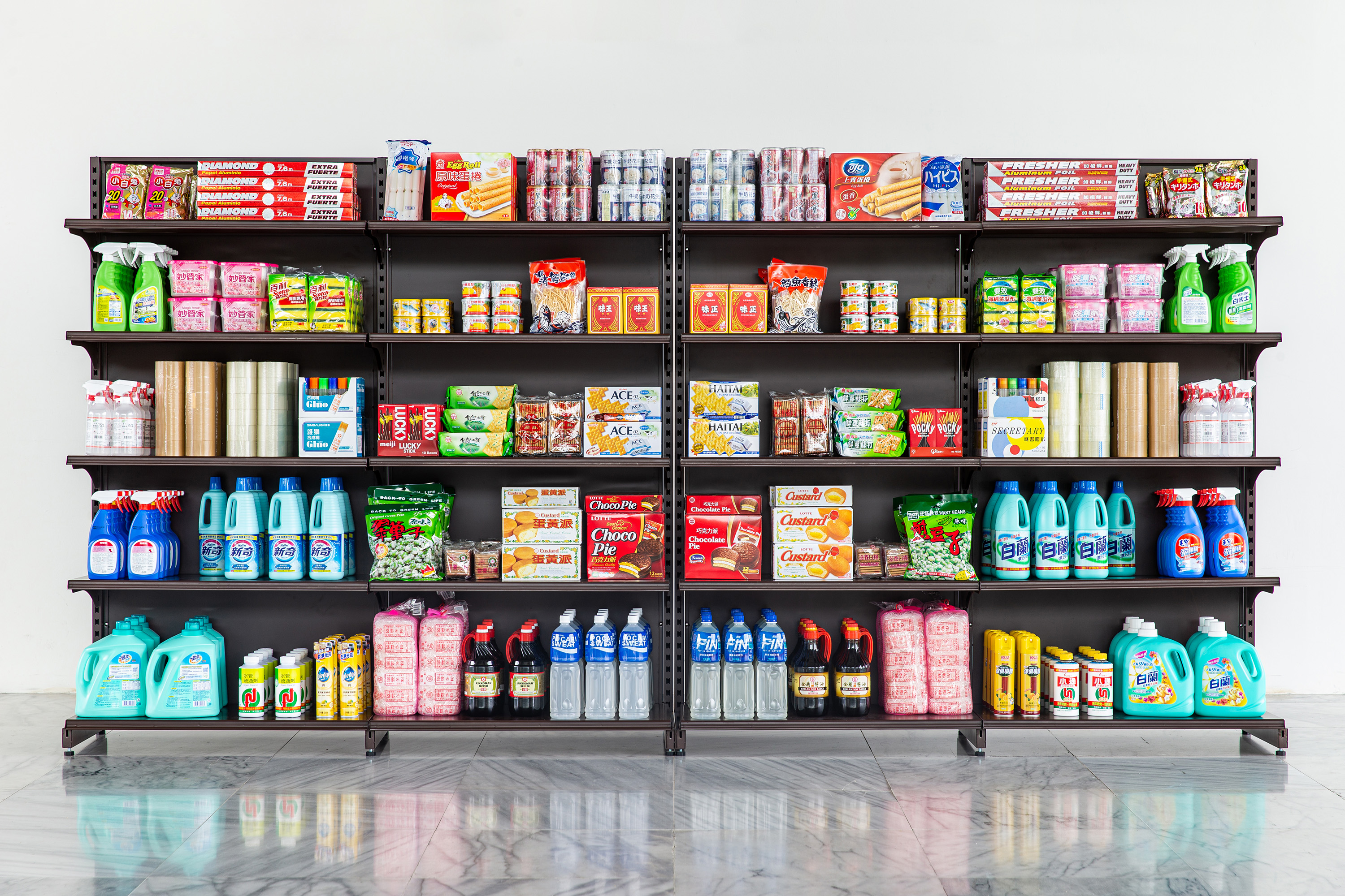 李明學,《溢出的記憶》,2019,超市與超商物件,尺寸依空間而定。臺北市立美術館典藏。