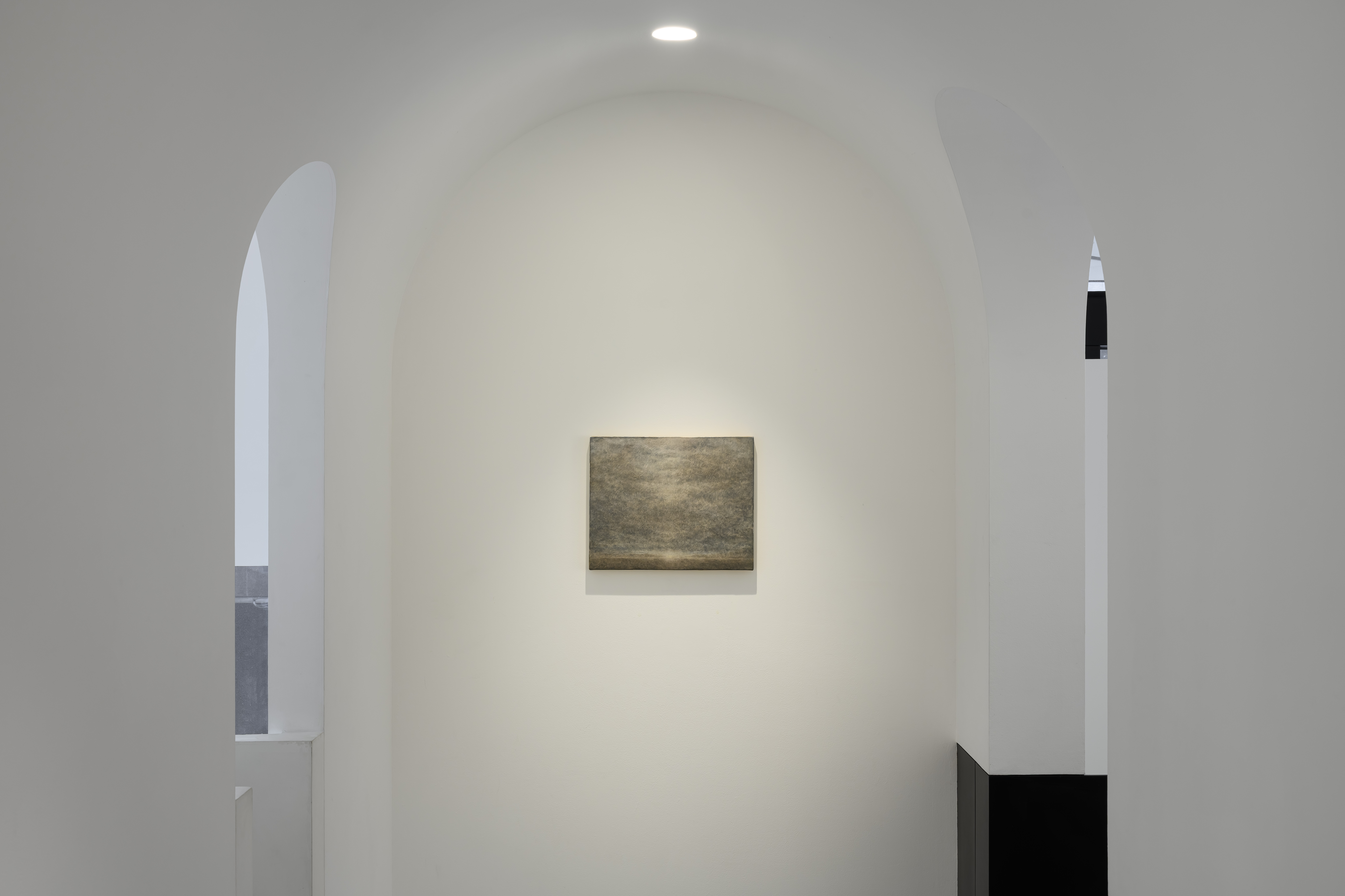 凝視那道極細的地平線:Lucas Arruda 以光與記憶,構築心靈的「模型沙漠」