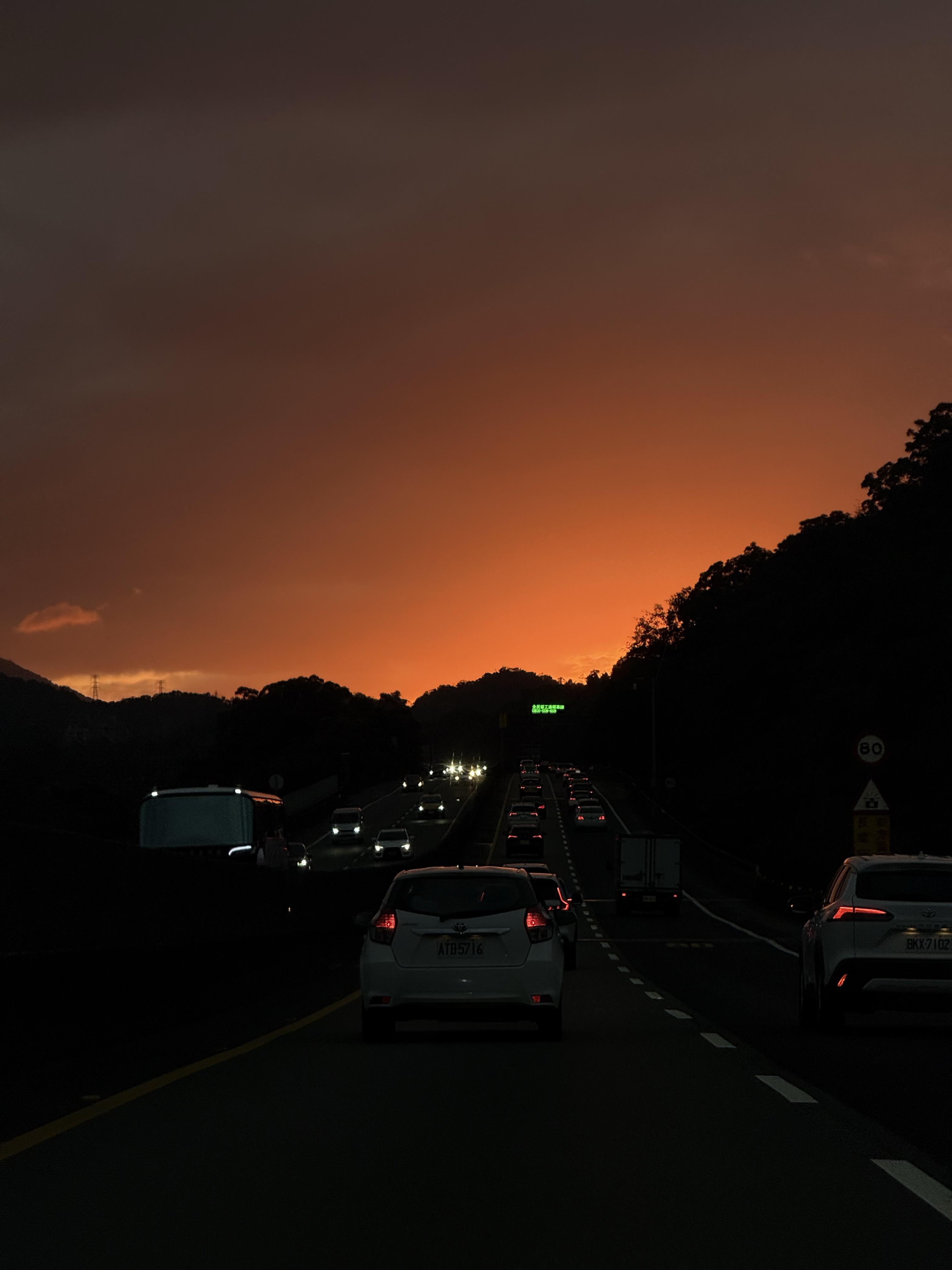 凝視逢魔時刻的紫羅蘭:從電影、音樂到光影雕塑,一場關於「日落」的浪漫跨域策展