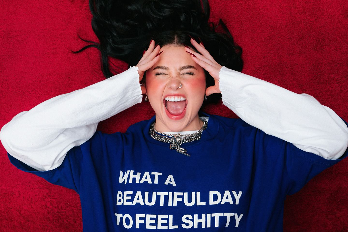 拒絕理性的靜默心碎:在 Lauren Spencer Smith 的狂飆中,完成一場直面傷痕的儀式