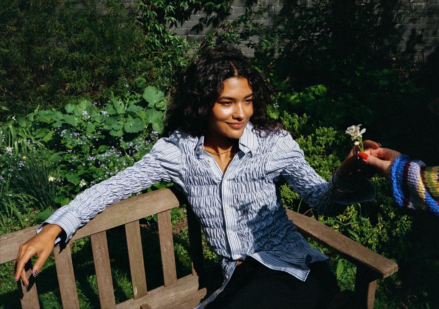 Olivia Dean 的新派情歌哲學：當我們不再為浪漫流血，愛也可以只是「善待彼此」