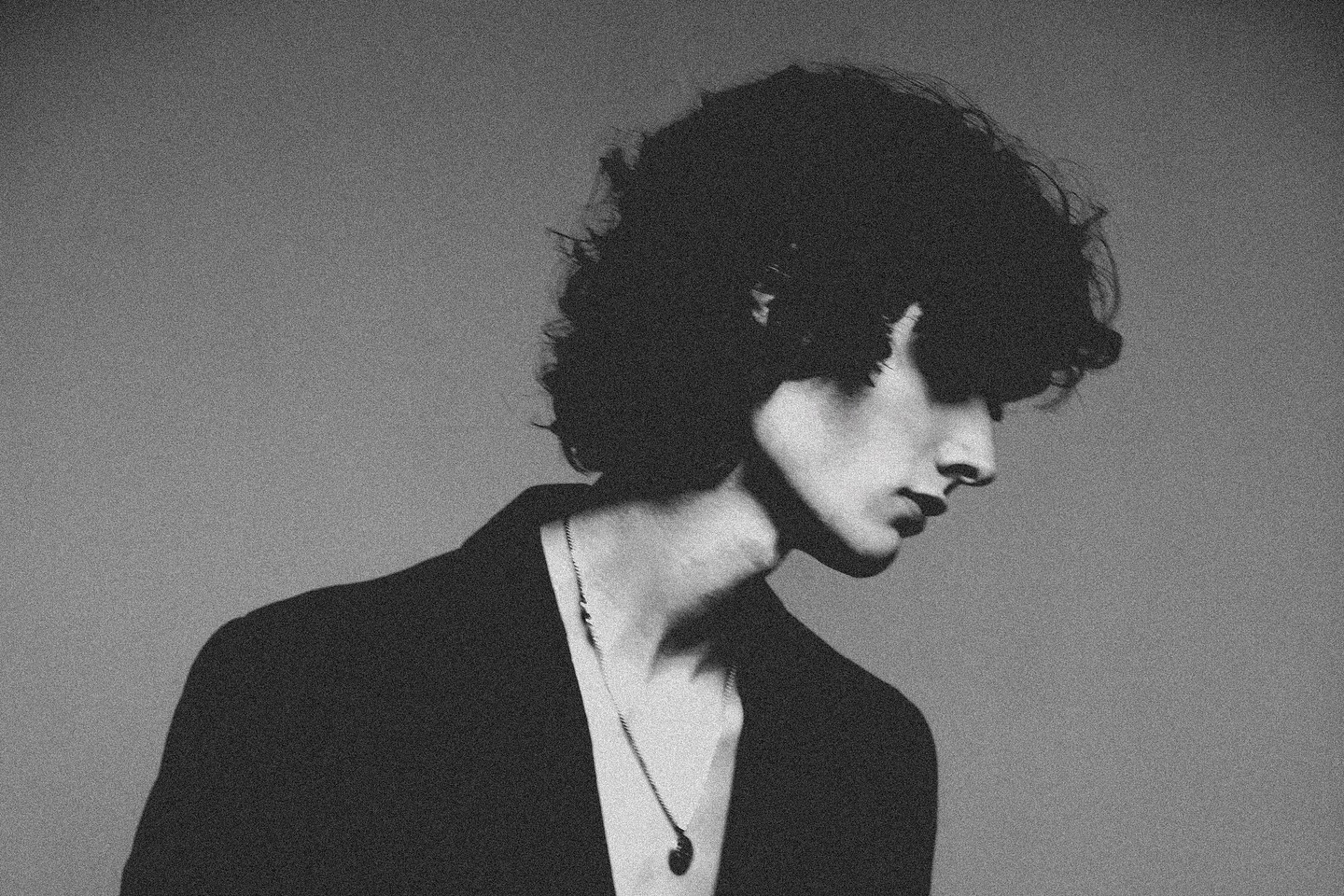 在 sombr 的臥室呢喃中,凝視數位時代的 Modern Heartbreak