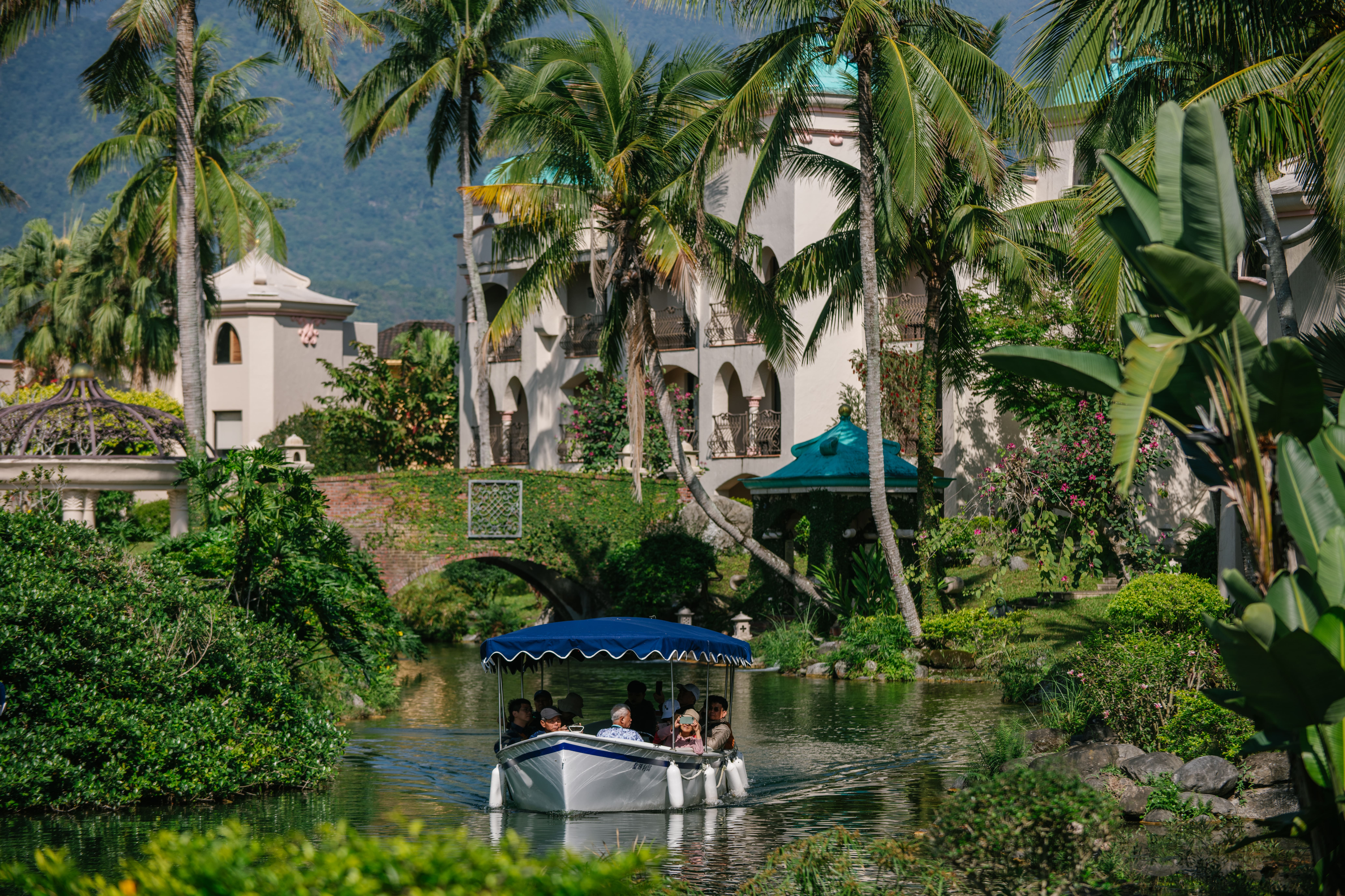 結合飯店、「理想PAARK水岸生活」與「豐之谷生態園區」，打造多元遊程，透過自然體驗與在地連結，讓渡假成為與大地的深度對話。
