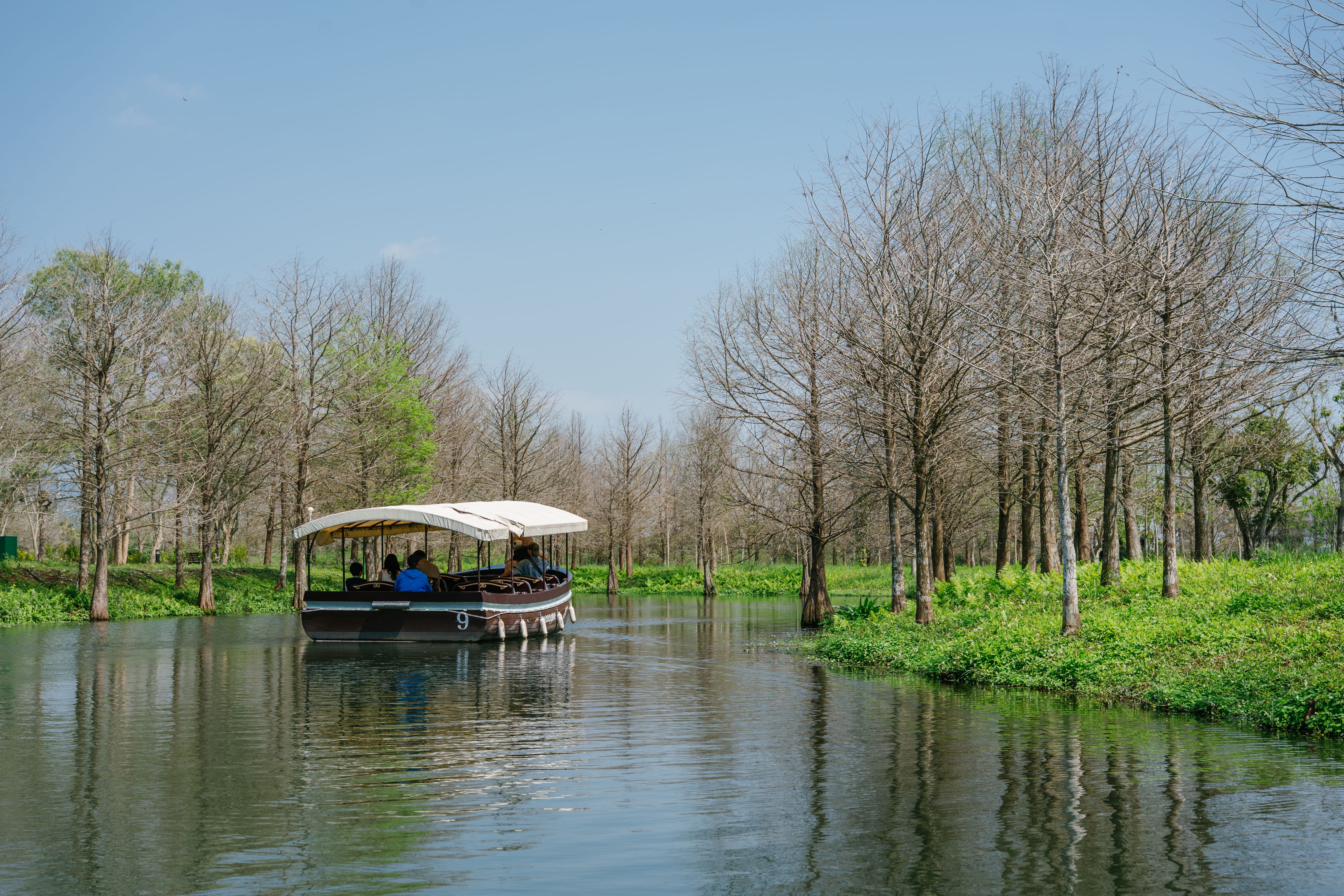 旅人可在理想PAARK水岸生活開啟森光遊湖體驗，搭乘小船穿梭於錯落的綠意與光影間，感受水岸建築與縱谷平原共生的靜謐氣息。