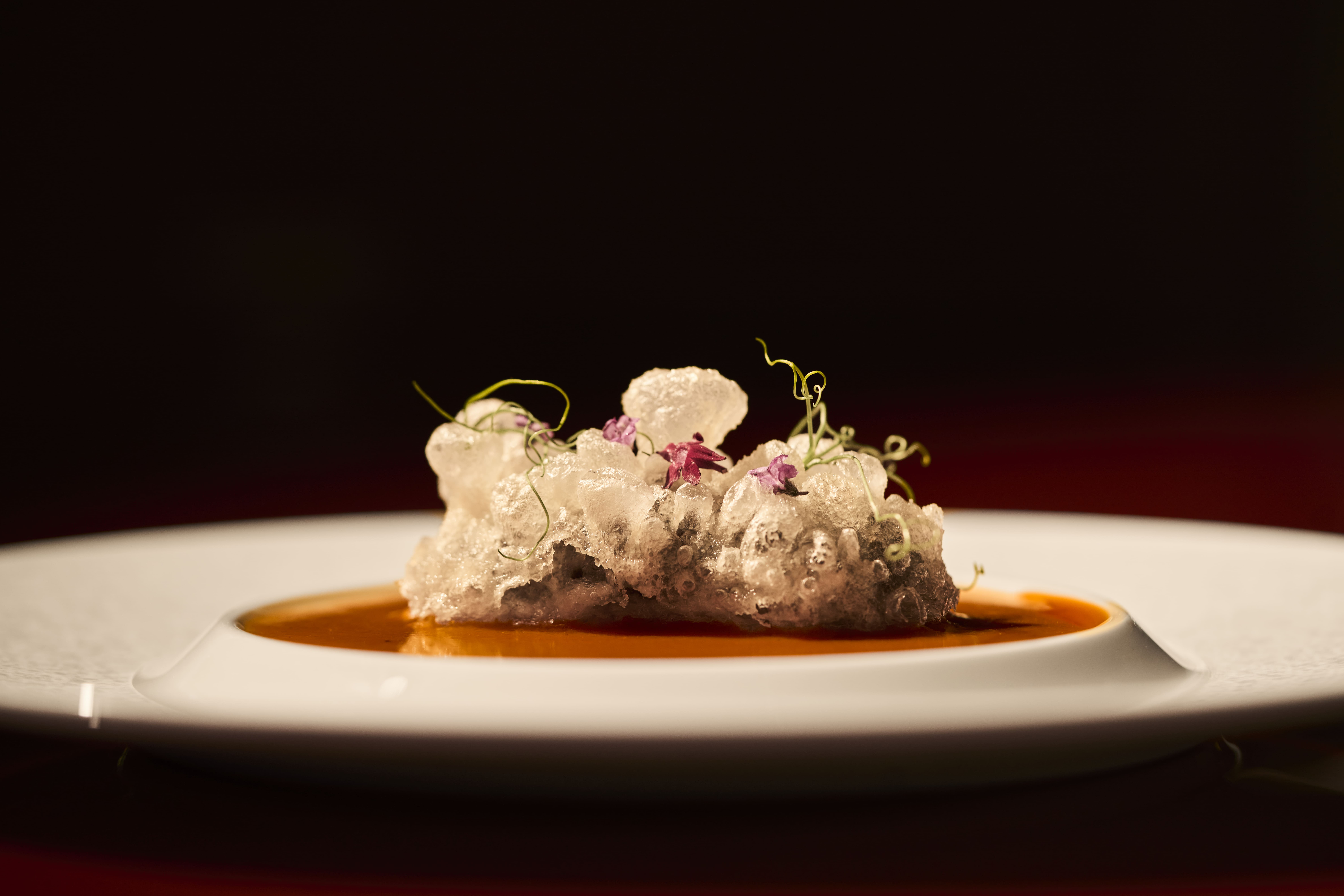 以細膩工藝詮釋食藝美學，將經典食材幻化為視覺與味蕾的極致盛宴