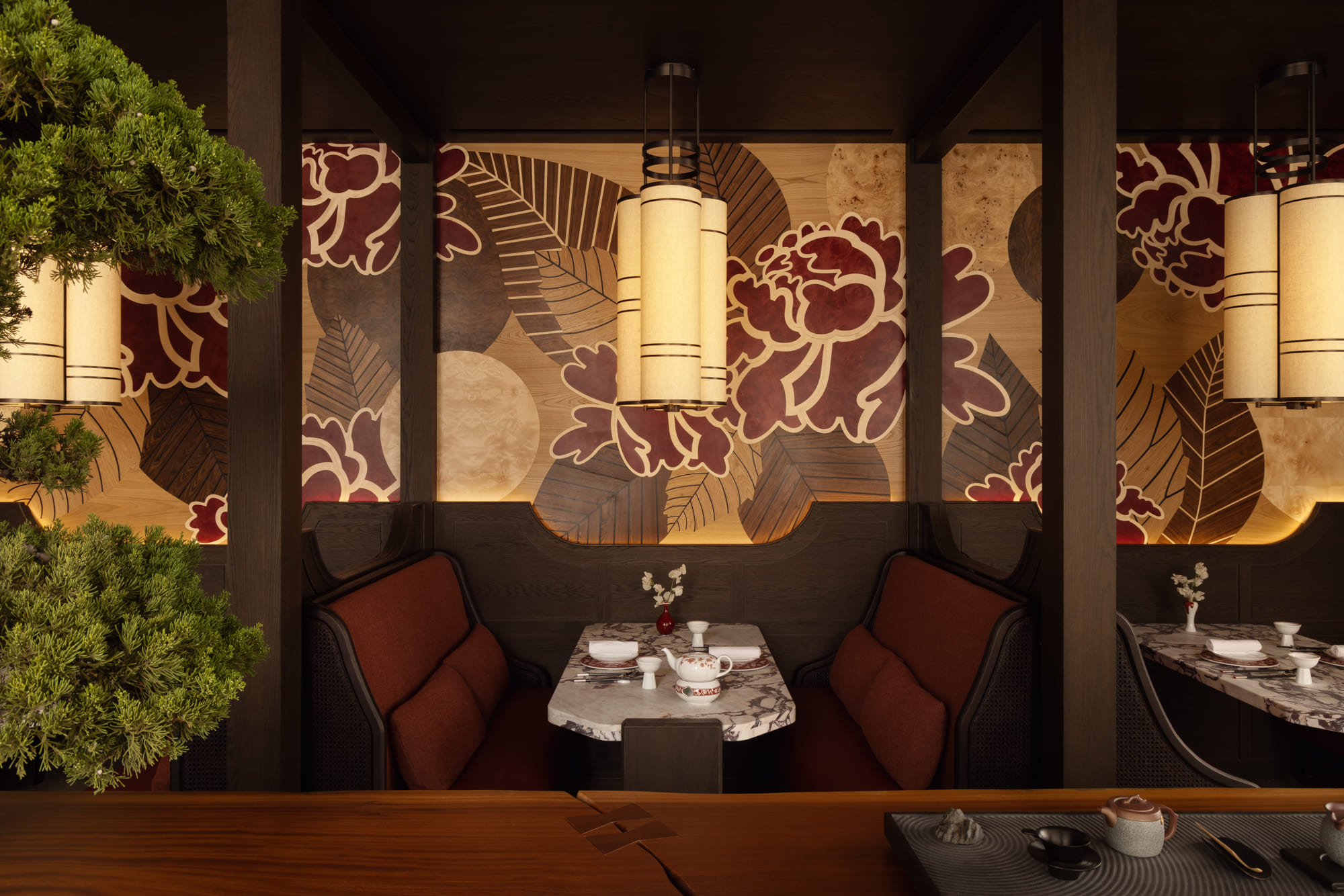 8 米牡丹鑲嵌牆，為用餐空間增添典雅氣息