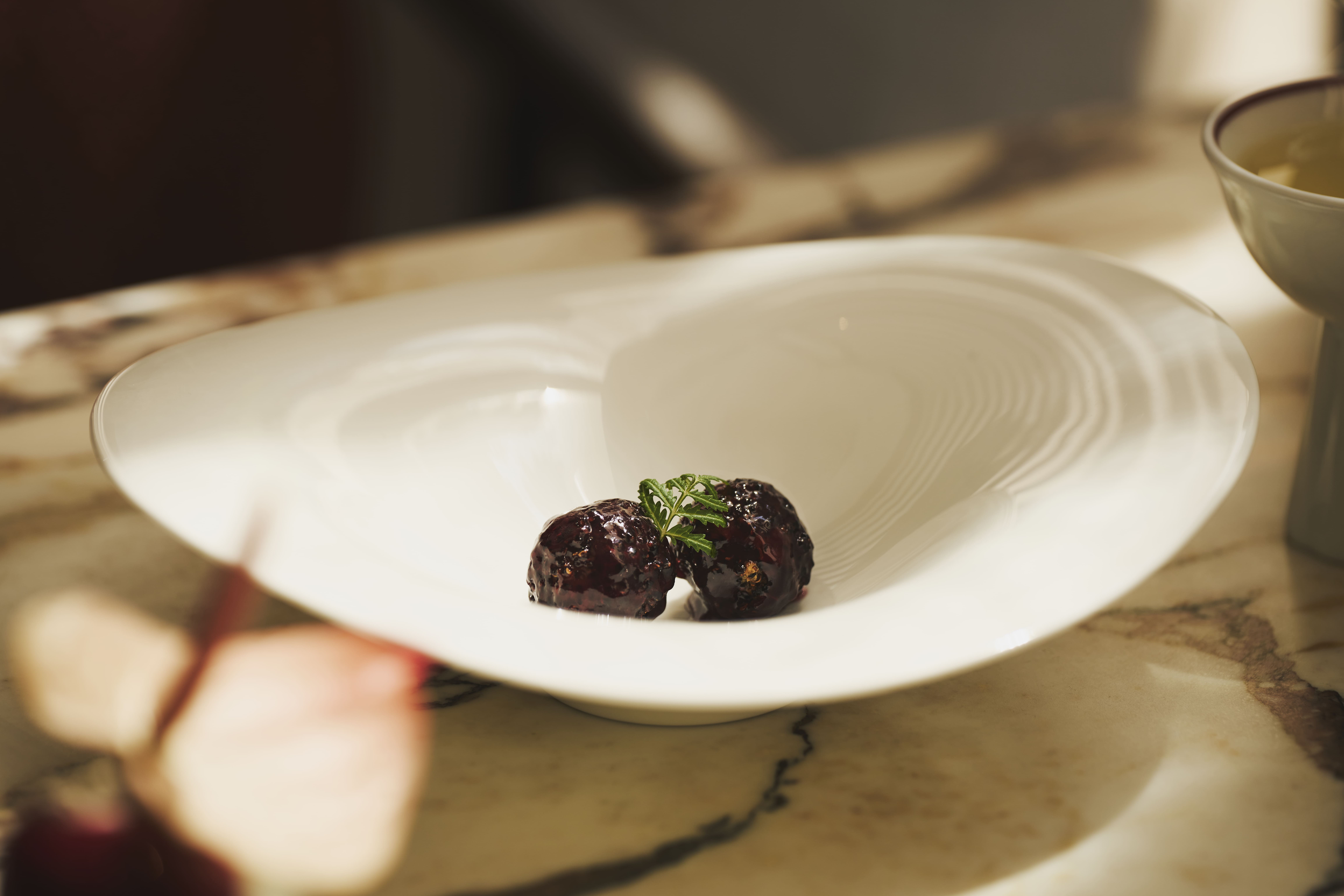 「楊梅山藥」以山藥泥裹藜麥塑形，清雅細緻，為菜單揭開優雅序幕