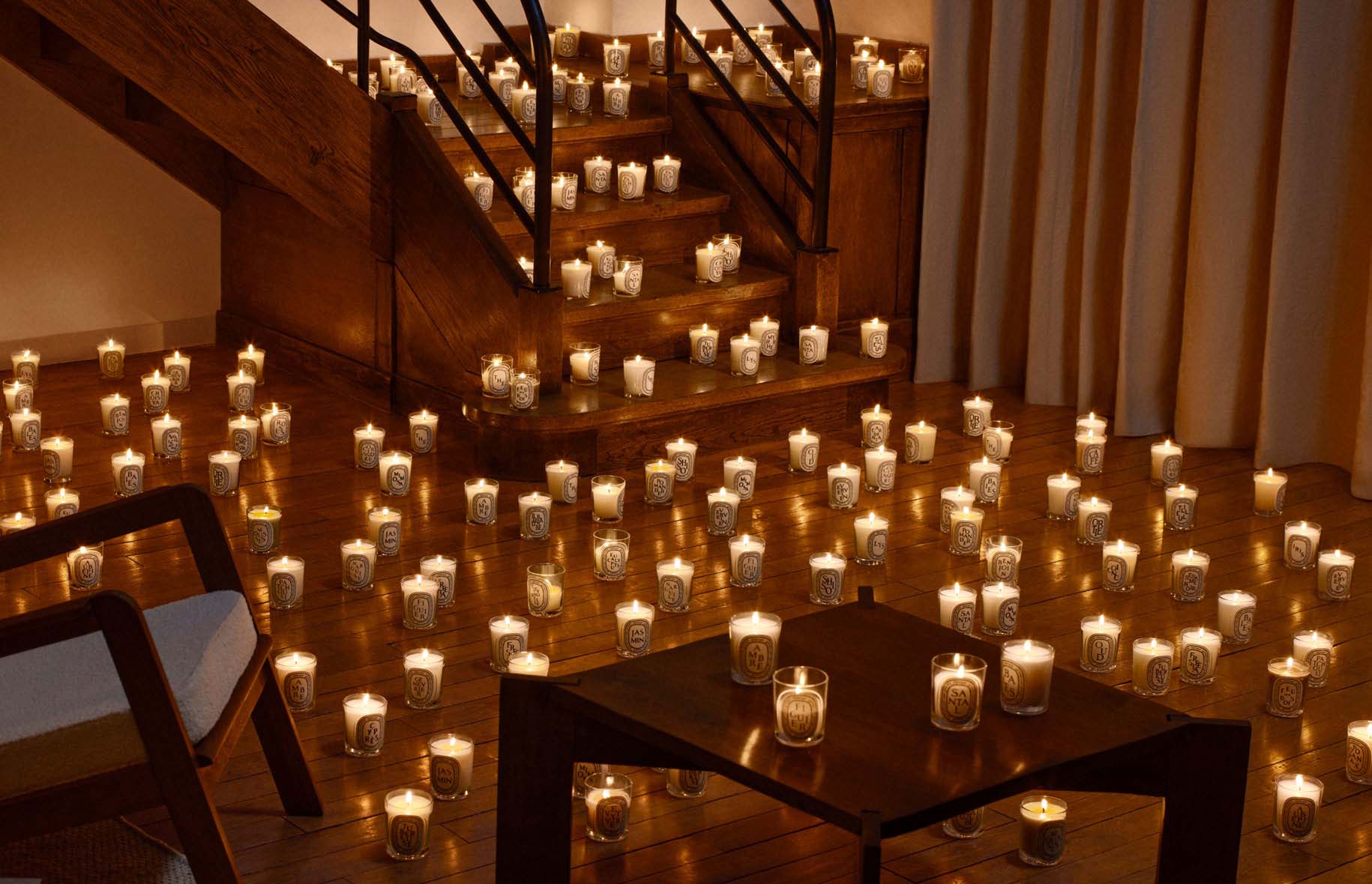 CLASSIC-CANDLE-REVAMP_2026_VISUEL_COMPLEMENTAIRE_INSTALLATION-BOUGIES-CLASSIQUES_sRGB_72DPI_1830x1180px_DIPTYQUE