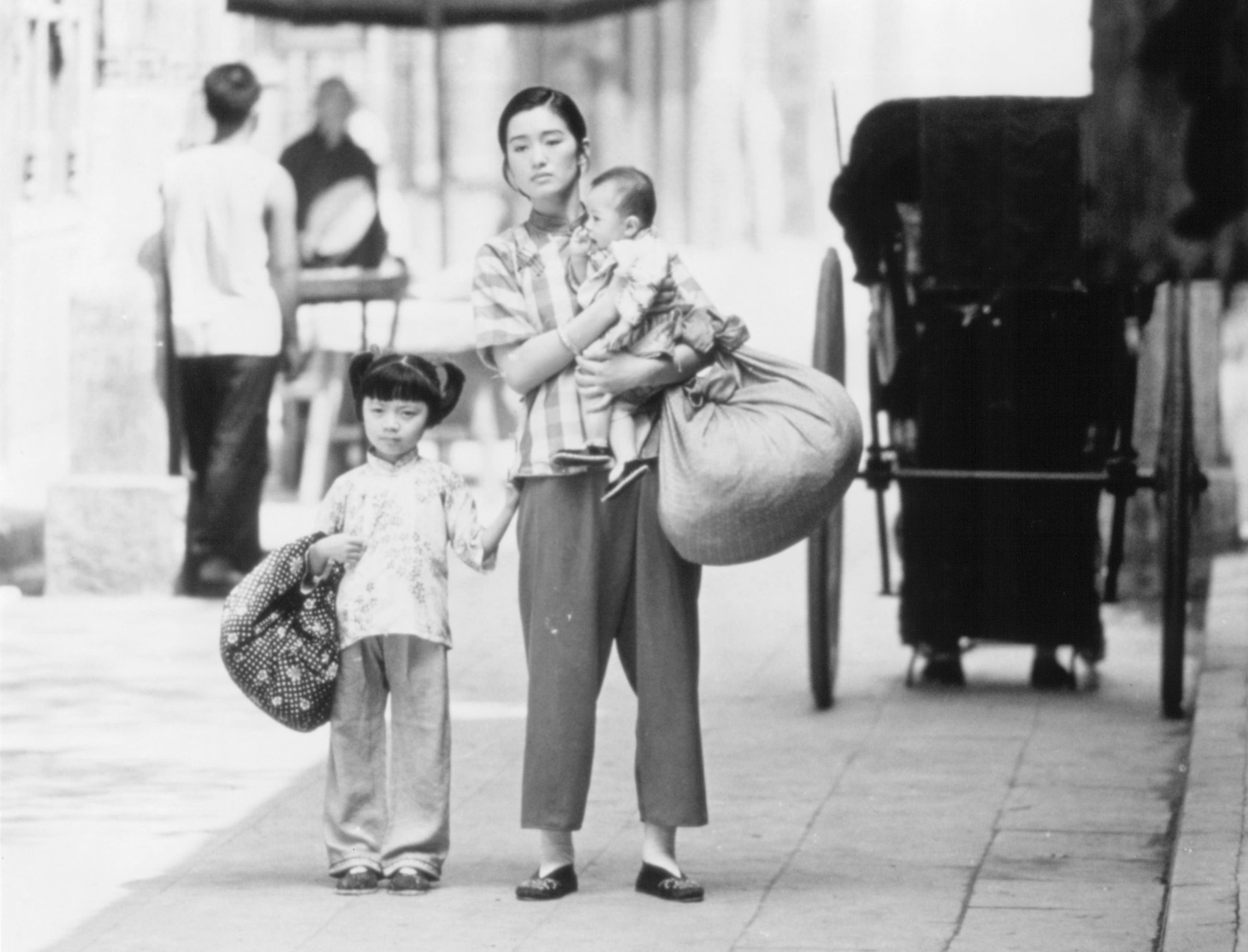 1994年,小說《活著》曾被改編成同名電影。由張藝謀導演,葛優、鞏俐主演。