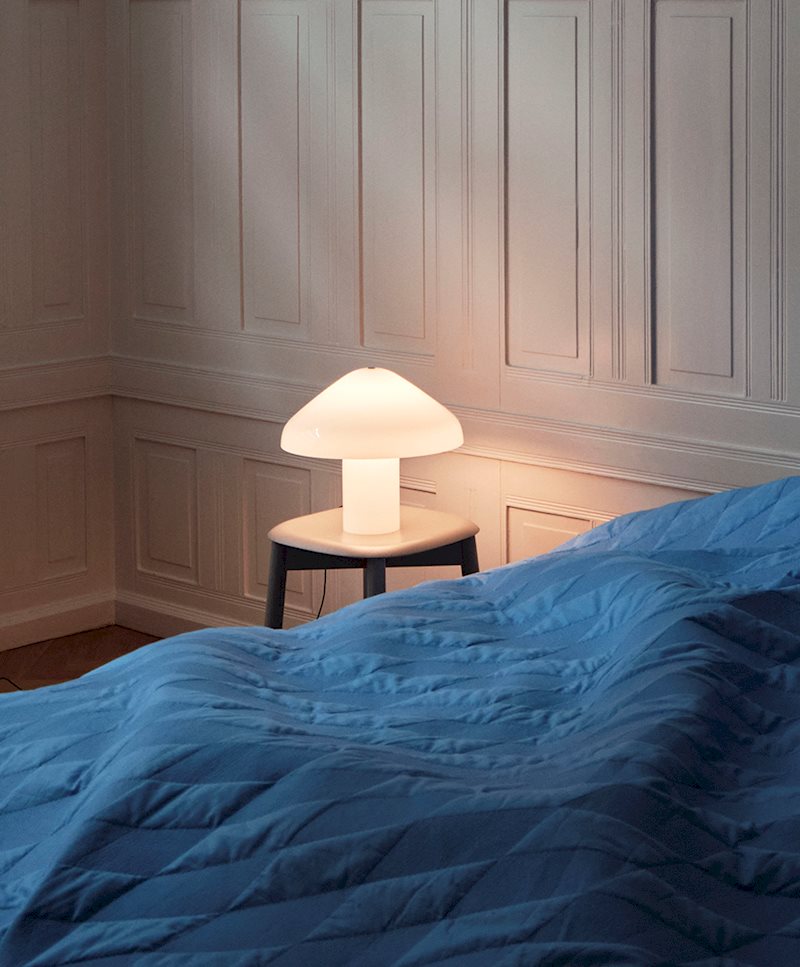kite-quilt-sky-blue_pao-glass-table-lamp-350-white_910x1100