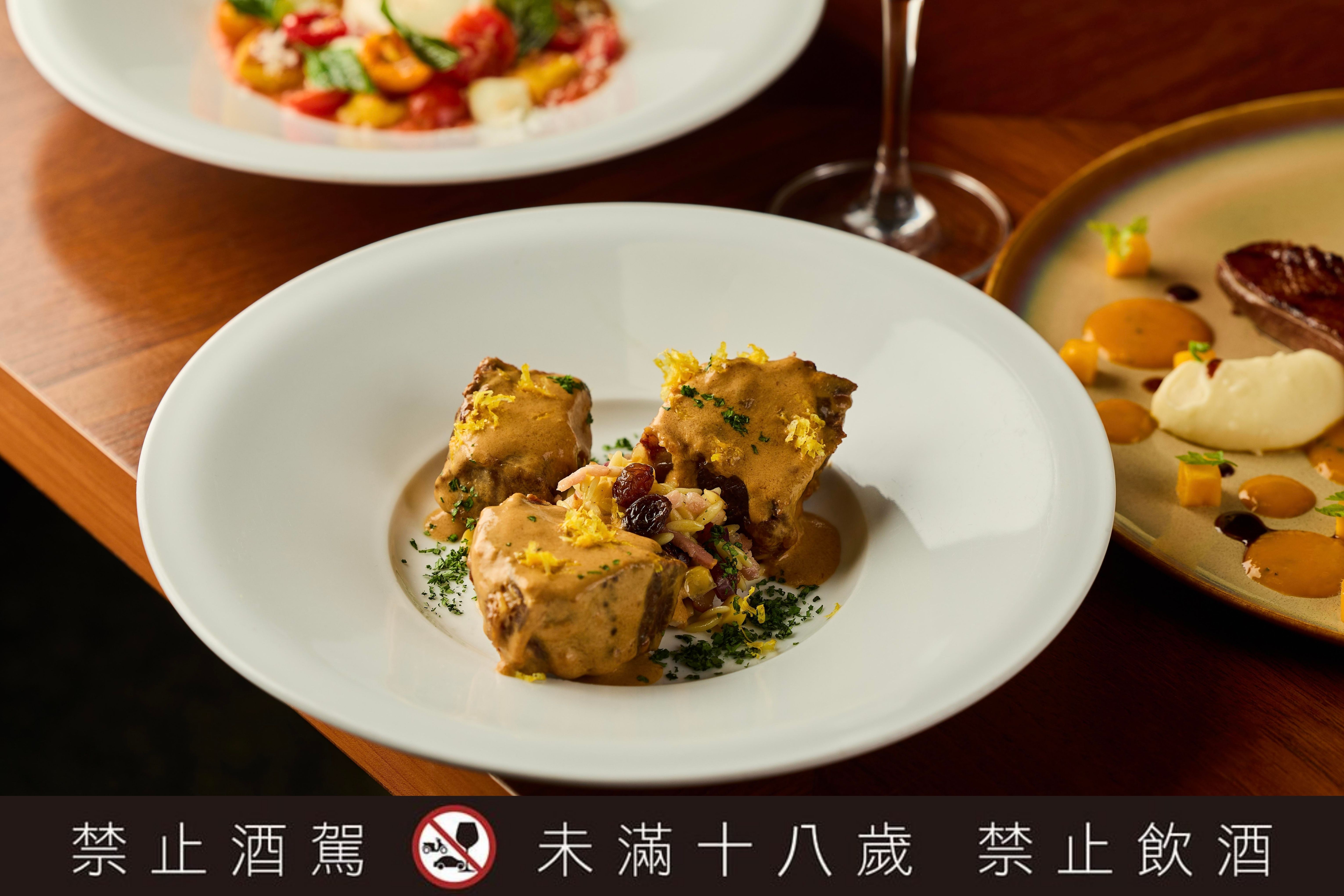 「＂倫巴底式＂白葡萄酒燉安格斯牛頰，夏季甜玉米米型麵」透過白酒與時令香草的搭配，重新演繹經典燉牛頰的夏季風貌。