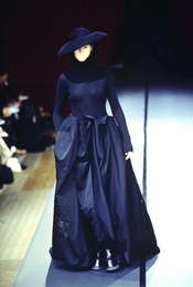 Paris fashion week march 1995
READY TO WEAR FALL WINTER 1995/96
Yohji Yamamoto