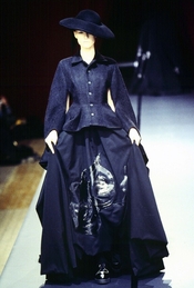 Paris fashion week march 1995
READY TO WEAR FALL WINTER 1995/96
Yohji Yamamoto
