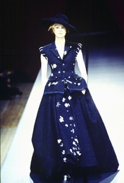Paris fashion week march 1995
READY TO WEAR FALL WINTER 1995/96
Yohji Yamamoto
