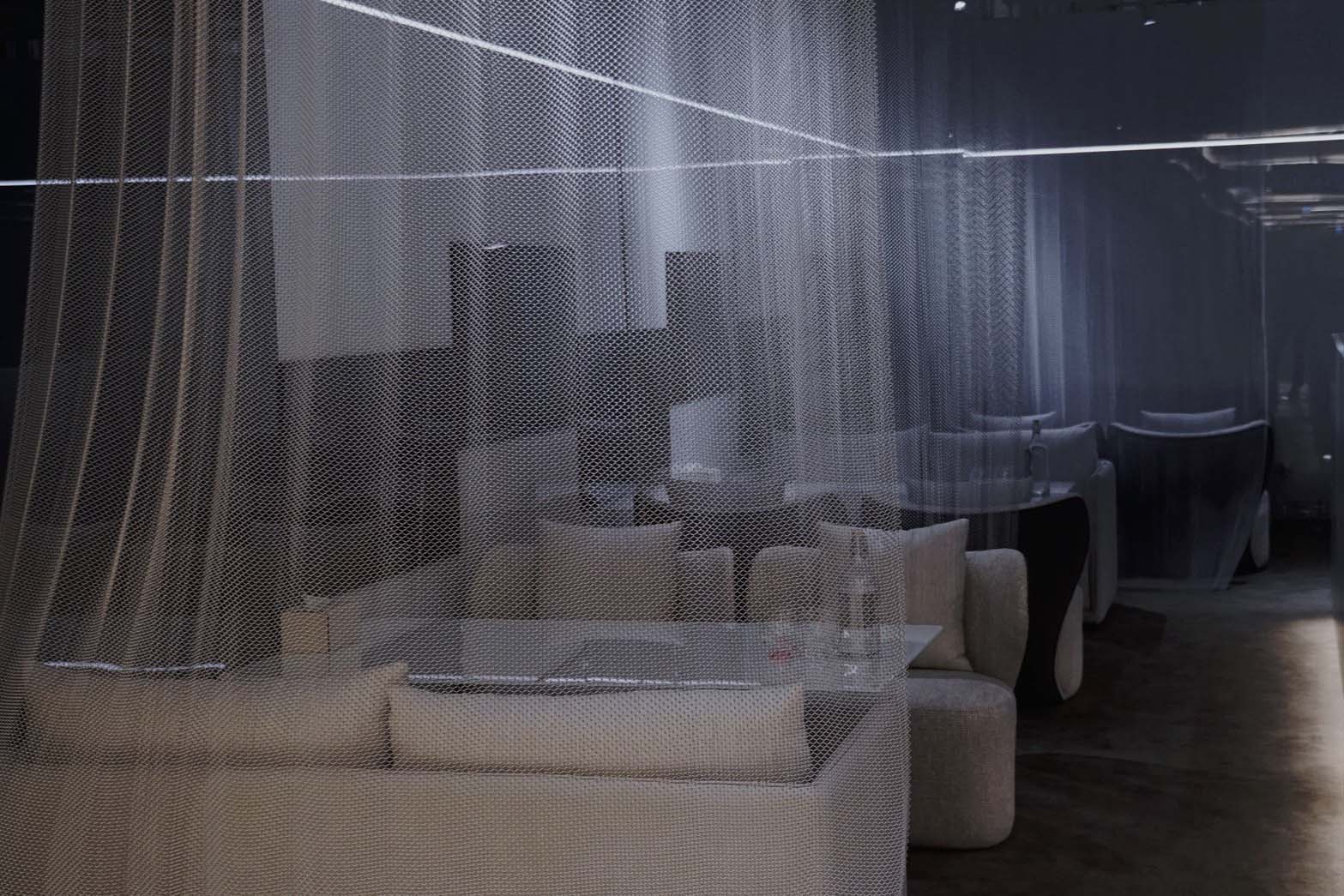 圖片二 KA COFFEE LOUNGE 以銀灰色金屬垂簾劃分出若隱若現的半通透空間