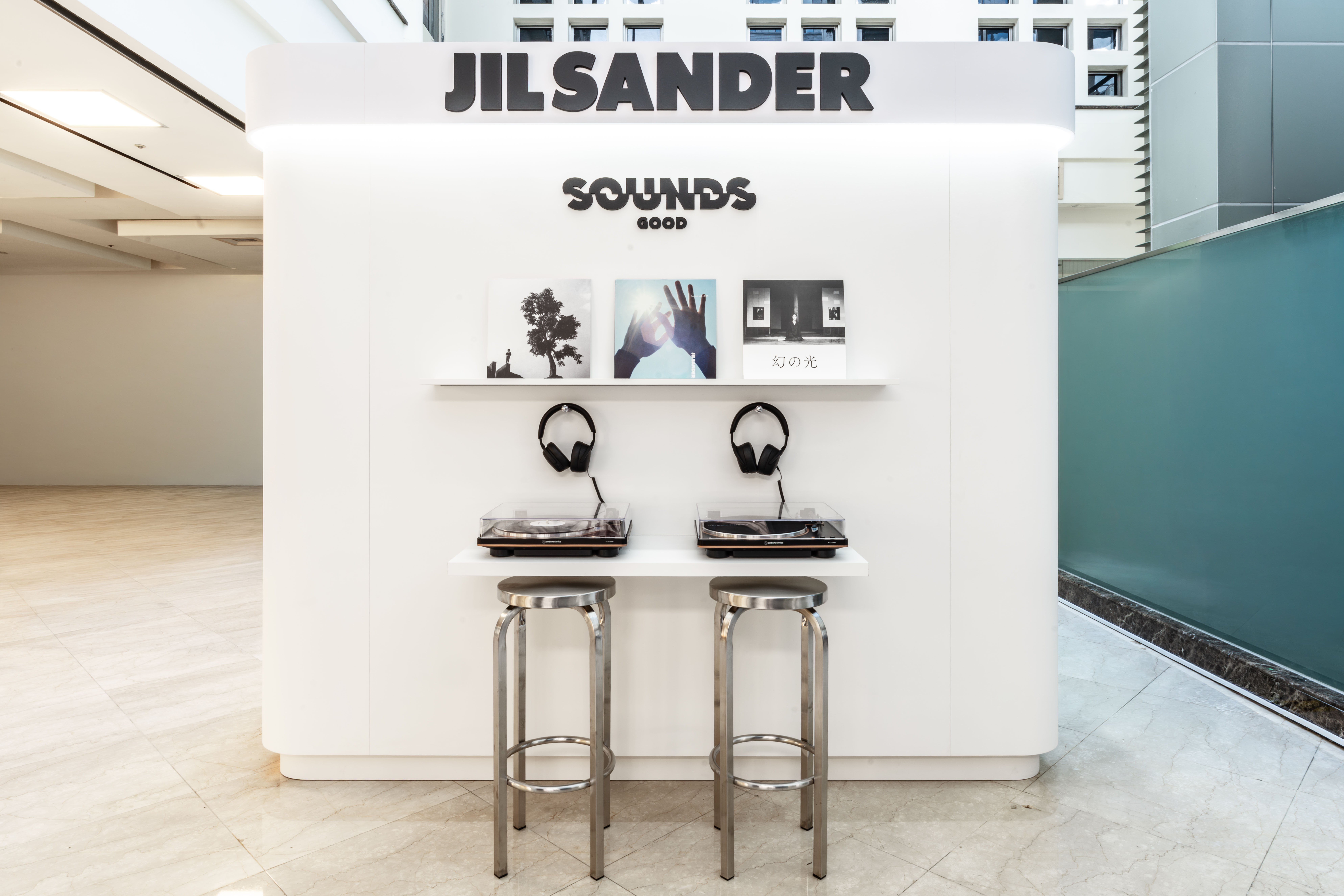 JIL SANDER MUSIC KIOSK CAFÉ 台北登場!從林強、陳明章到坂本龍一,以音樂與咖啡延伸品牌感官體驗