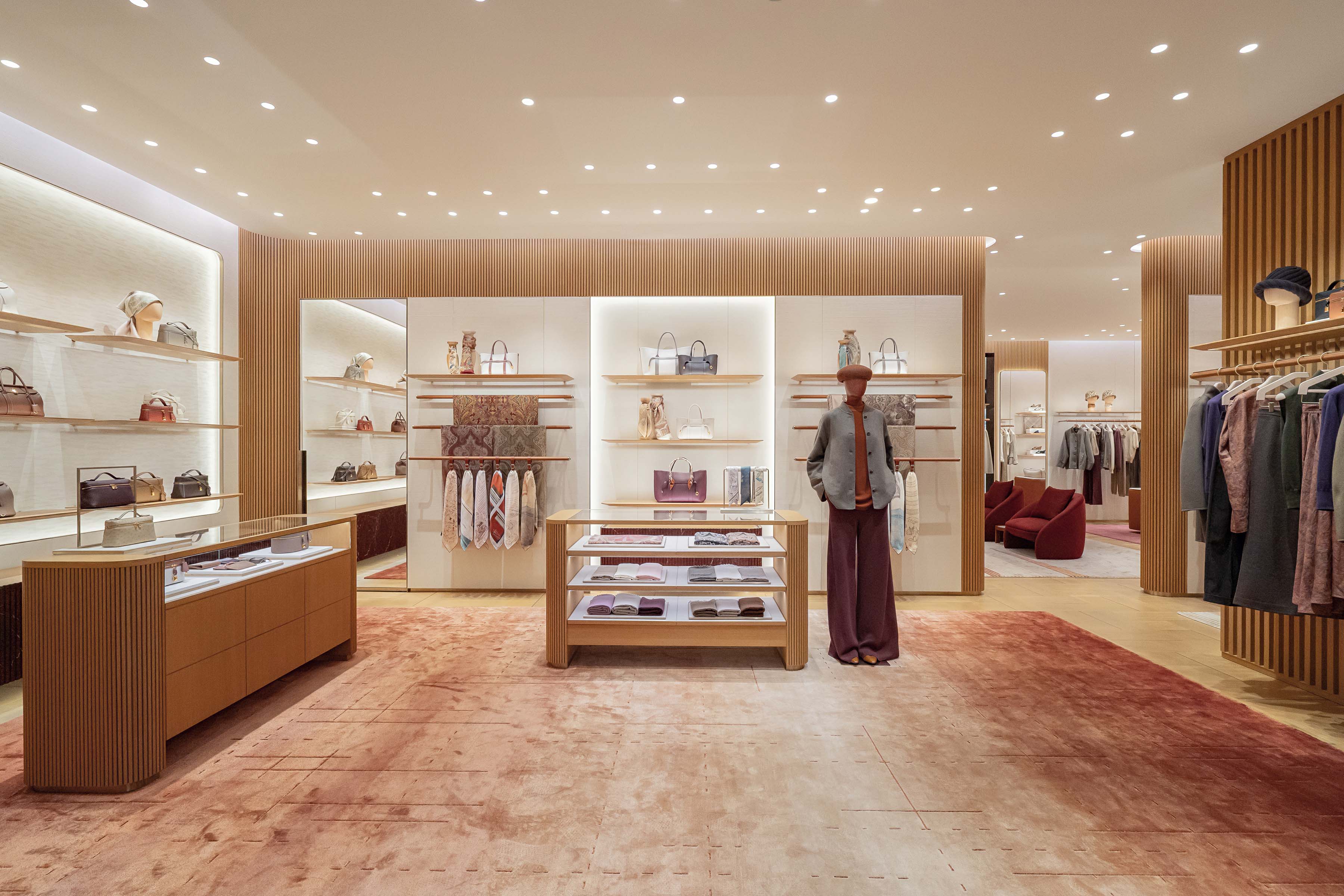 Loro Piana SOGO 台北復興館精品店全新揭幕,以義大利赤陶與 Kummel 色調打造溫暖空間