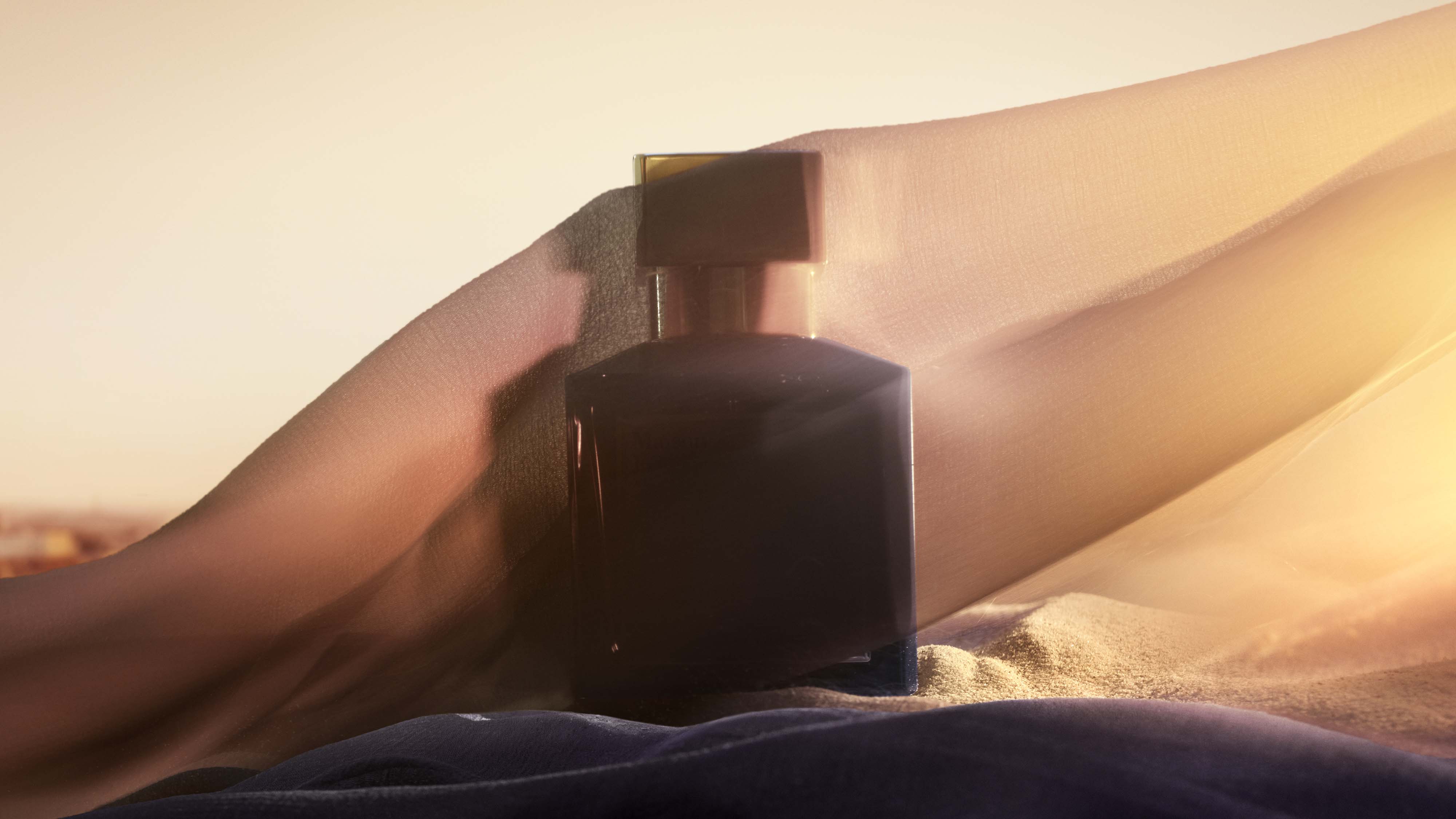 Maison Francis Kurkdjian 全新「OUD velvet mood 絲絨沙幕」登場，以蜜桃與沉香描繪沙漠質地