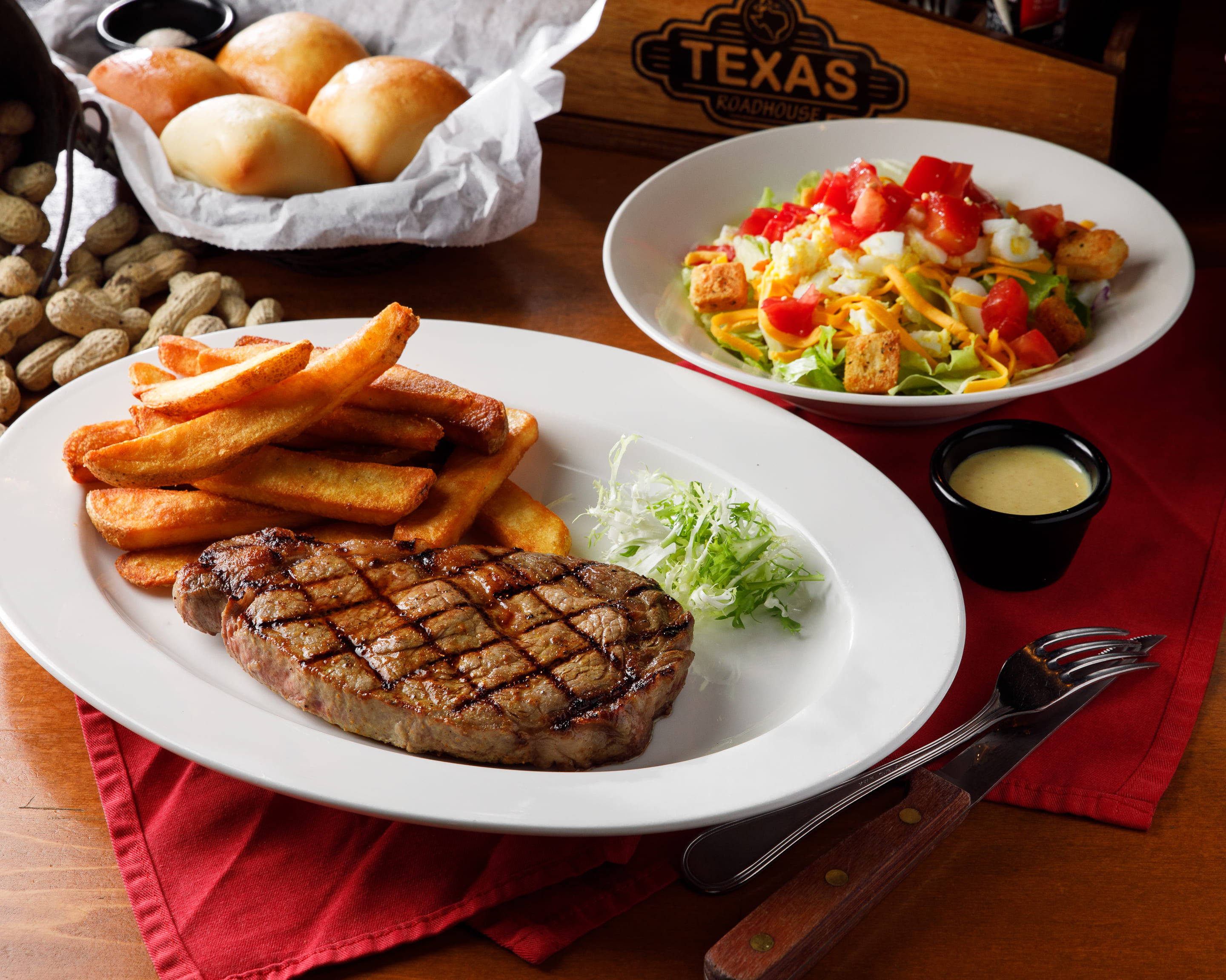 (圖一) Texas Roadhouse「肋眼牛排」肉質飽滿、油花豐富，深受老饕喜愛。開展餐飲集團提供