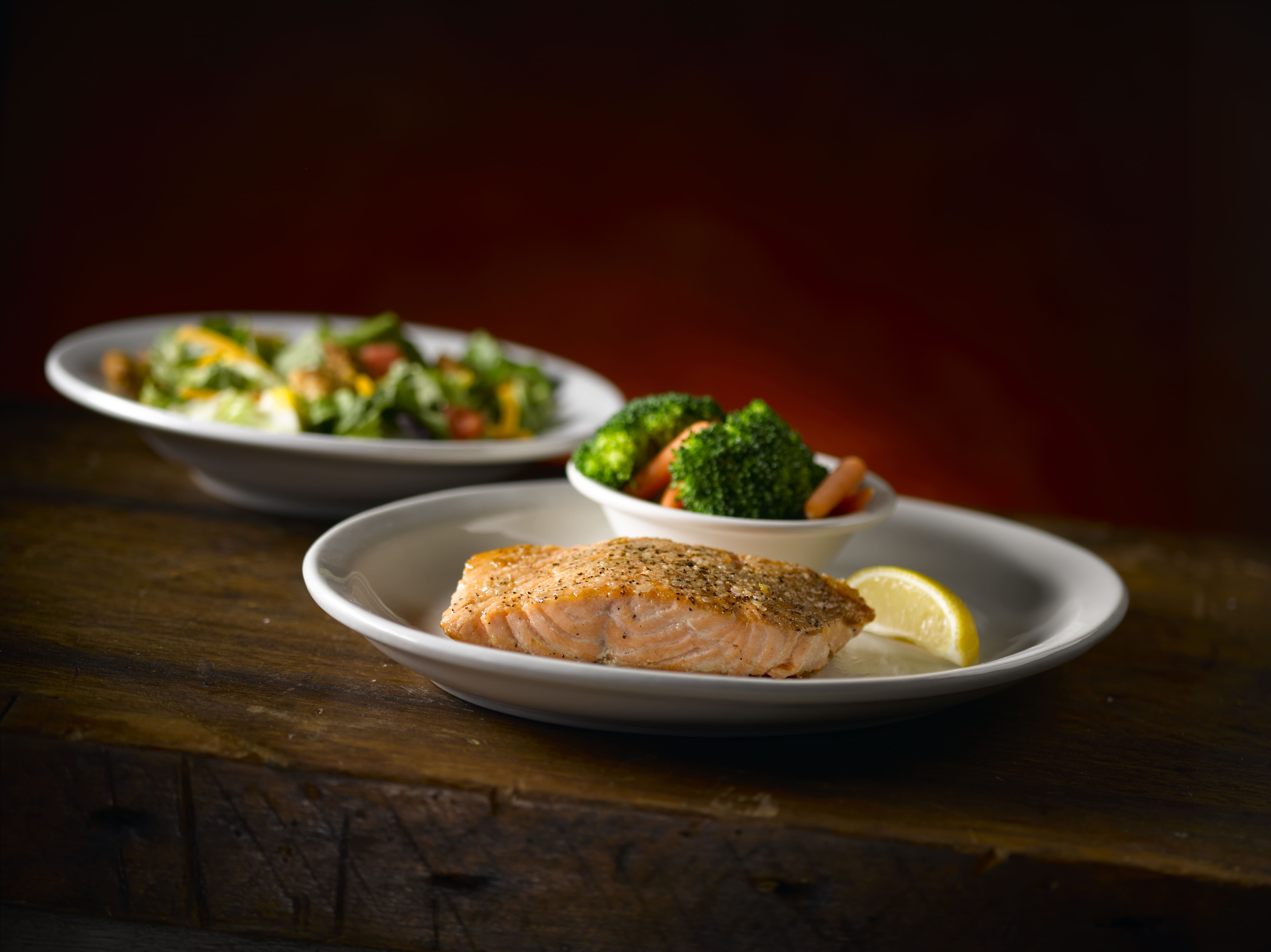 (圖二) Texas Roadhouse「嫩烤鮭魚排」能嚐到濃厚檸檬胡椒奶油香氣。開展餐飲集團提供
