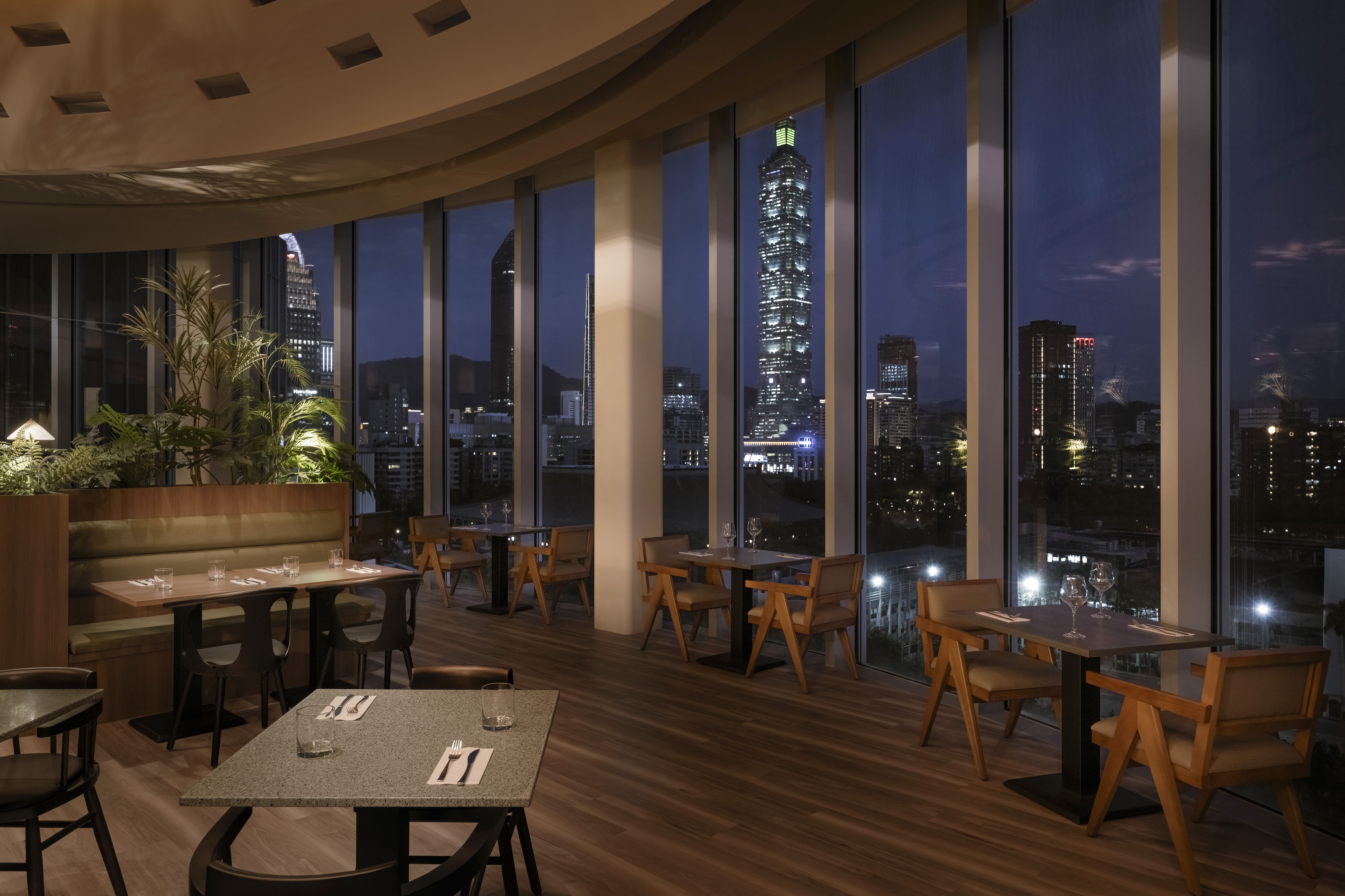 (圖十) SALT&STONE邊用餐、邊欣賞台北絕美夜景。開展餐飲集團提供