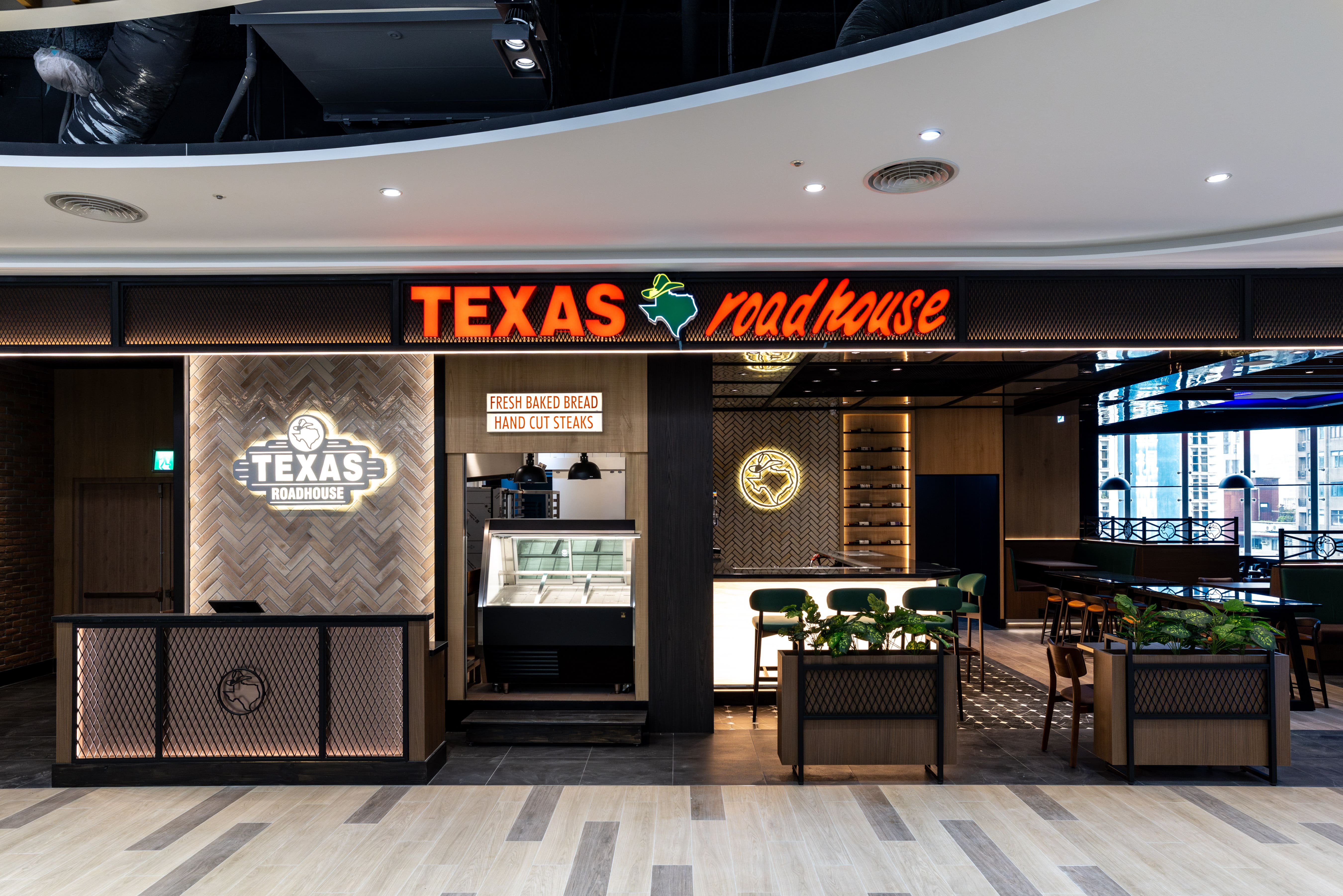 (圖四) Texas Roadhouse德州鮮切牛排 大巨蛋遠東Garden City店。開展餐飲集團提供