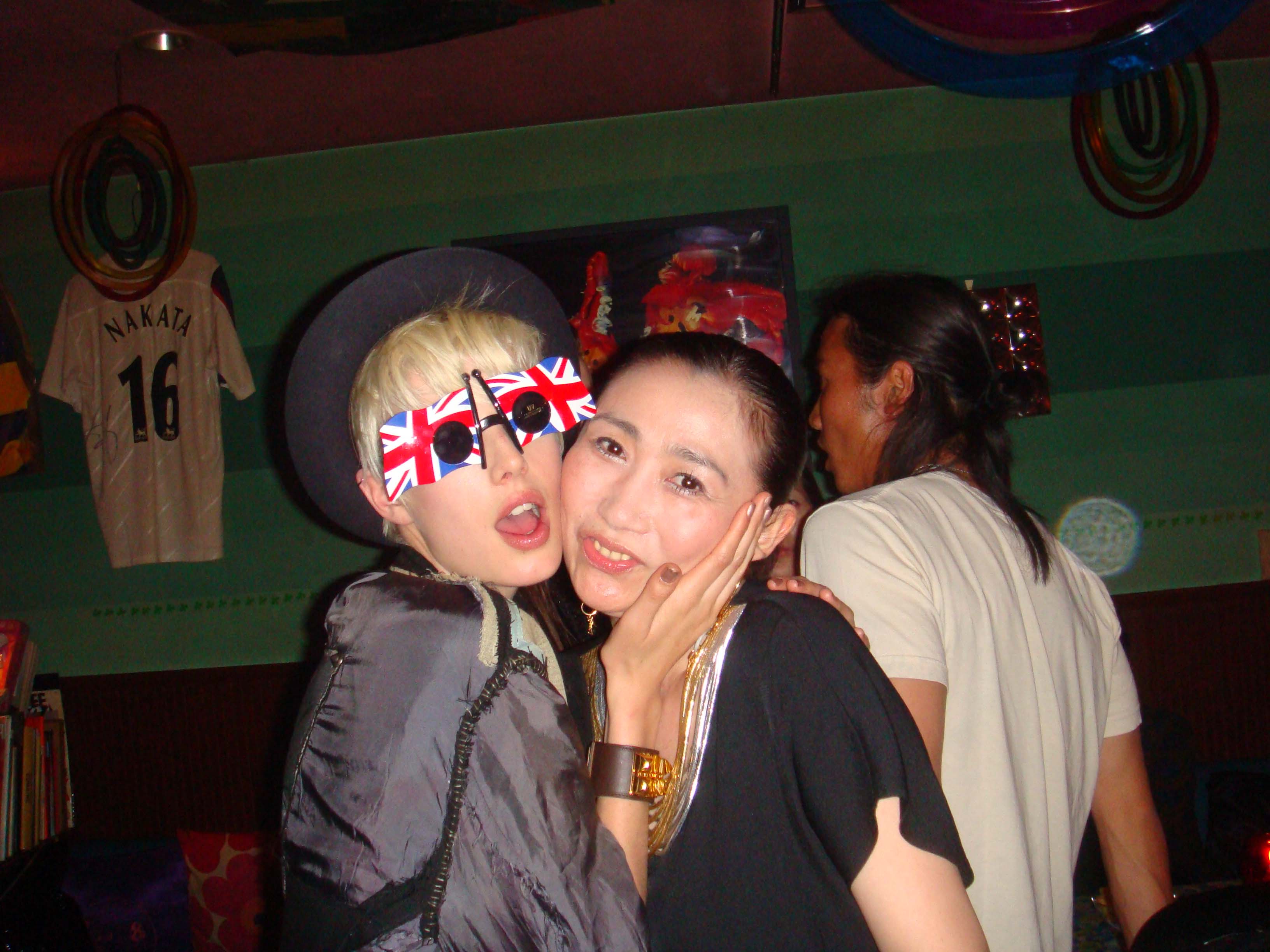 (左)Agyness Deyn、(右)增田令子